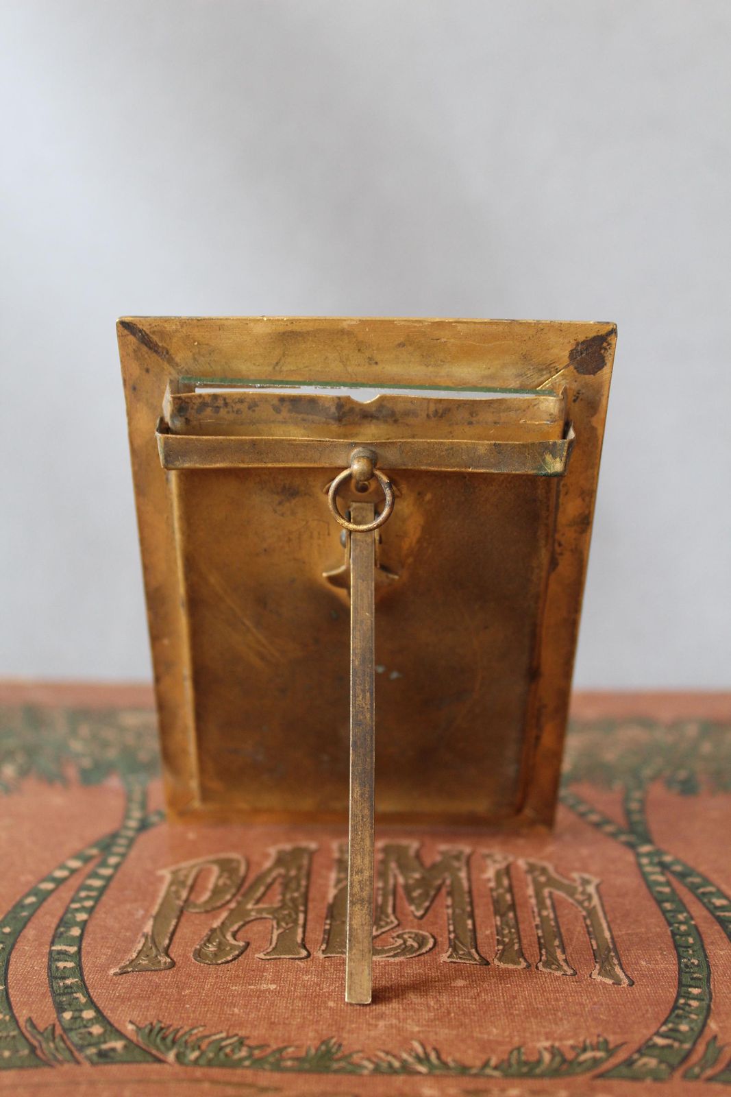 photo for sale Antiek verguld bronzen Frans fotolijstje, 19e eeuw, gedreven motief, Louis XVI-stijl, Napoleon XIX