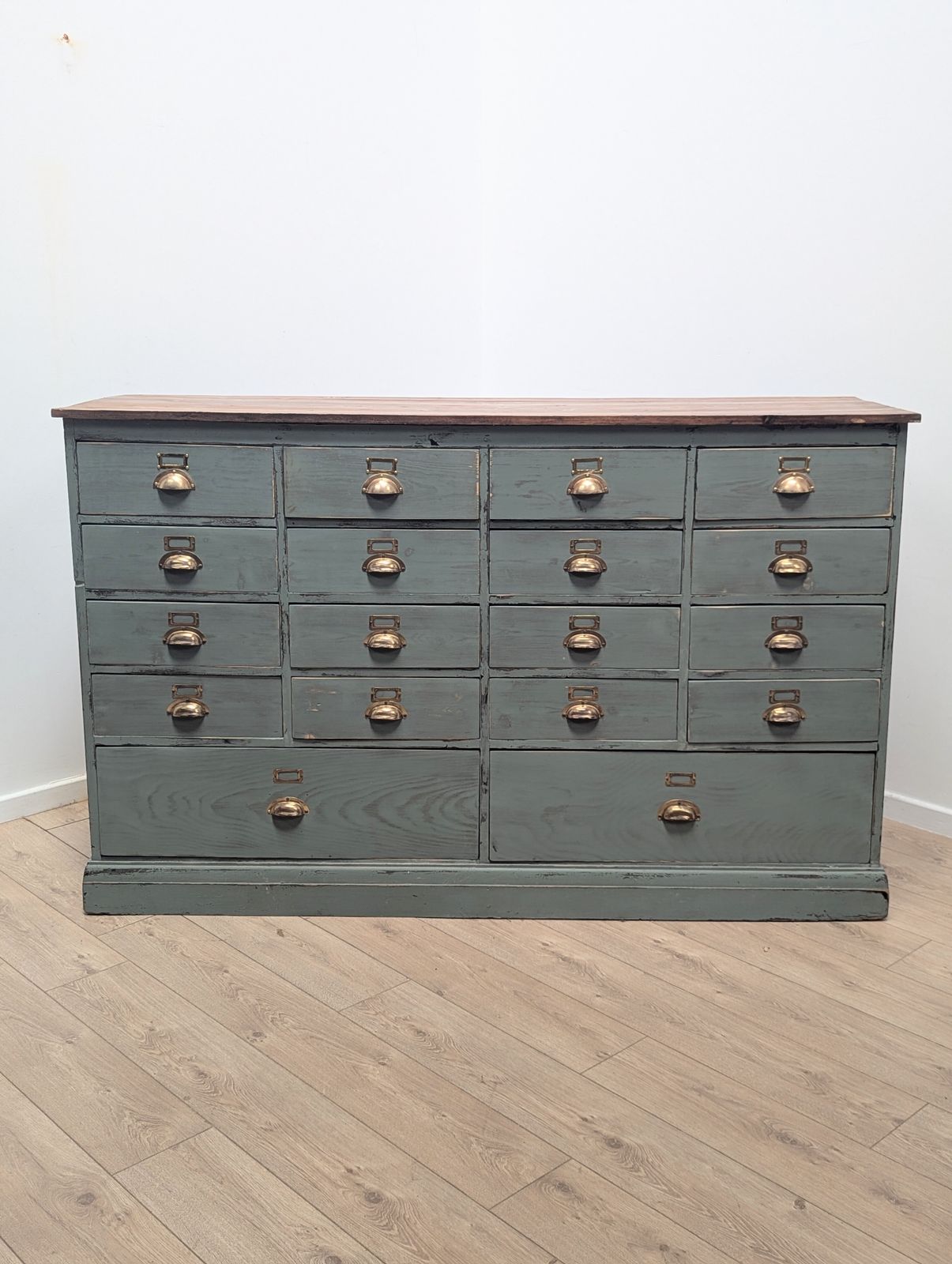 Meuble d'époque industriel à 18 tiroirs, livraison disponible 0355.