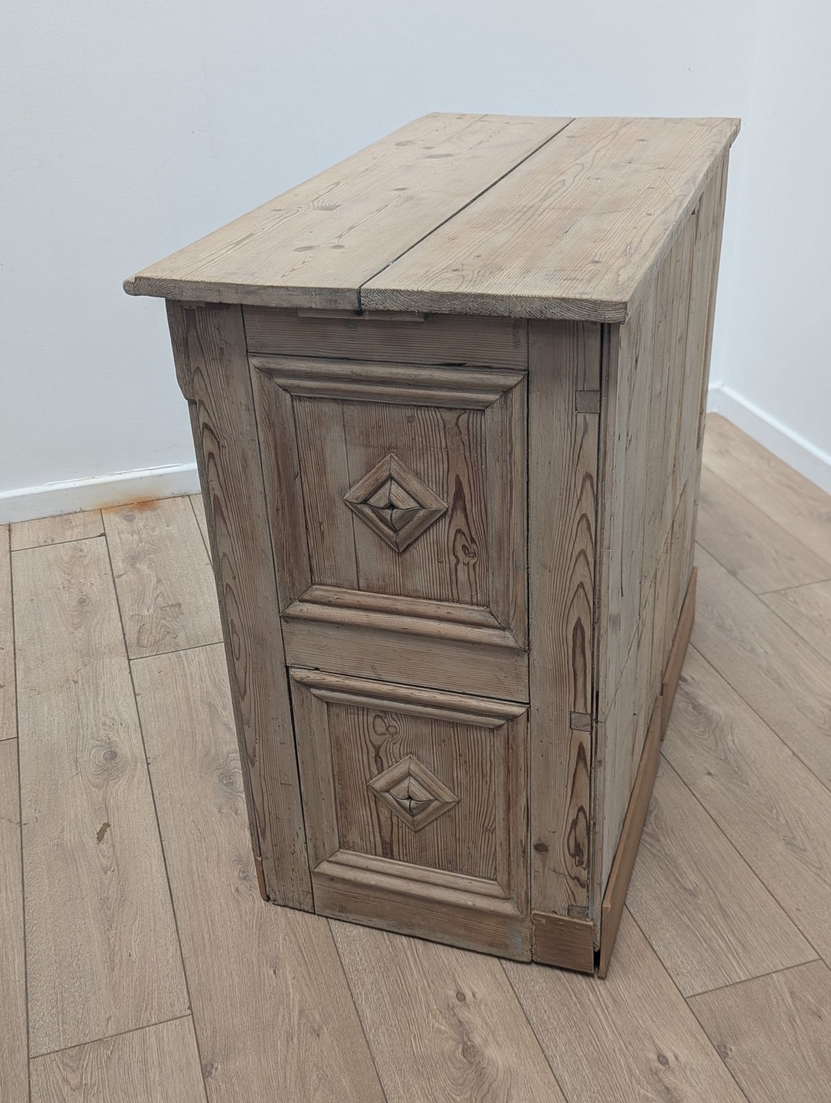 Mobilier Armoire vintage victorienne en pin sculpté, 2 tiroirs et porte, livraison disponible 0358. photo