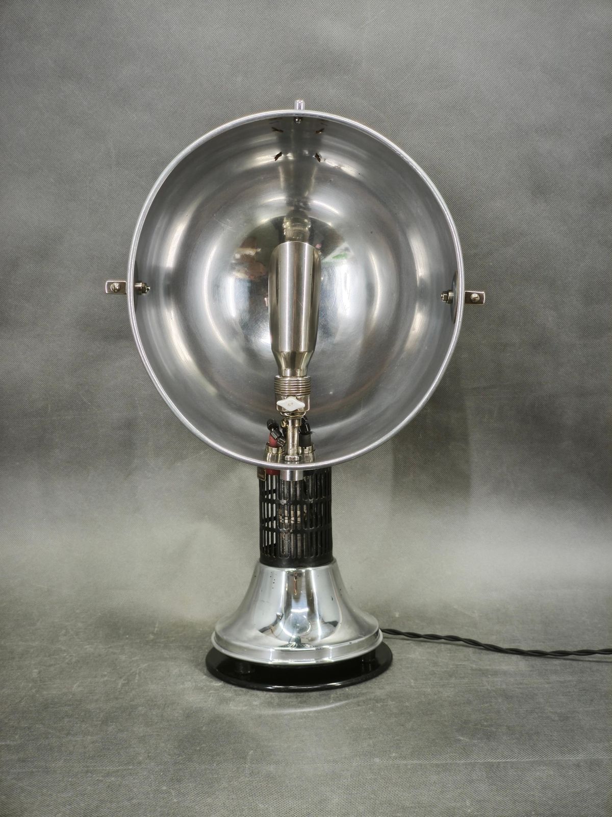 Bauhaus Hanau Quartz Chrome Verstelbare Tafellamp uit de jaren 1930, Duitsland photo for sale