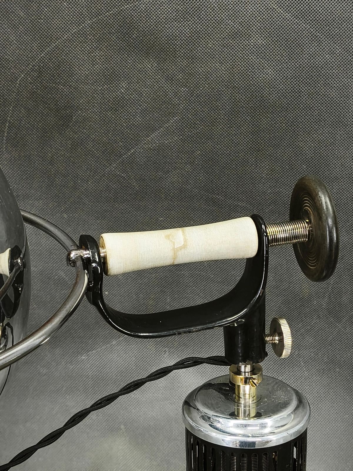 Bauhaus Hanau Quartz Chrome Verstelbare Tafellamp uit de jaren 1930, Duitsland photo vinterior