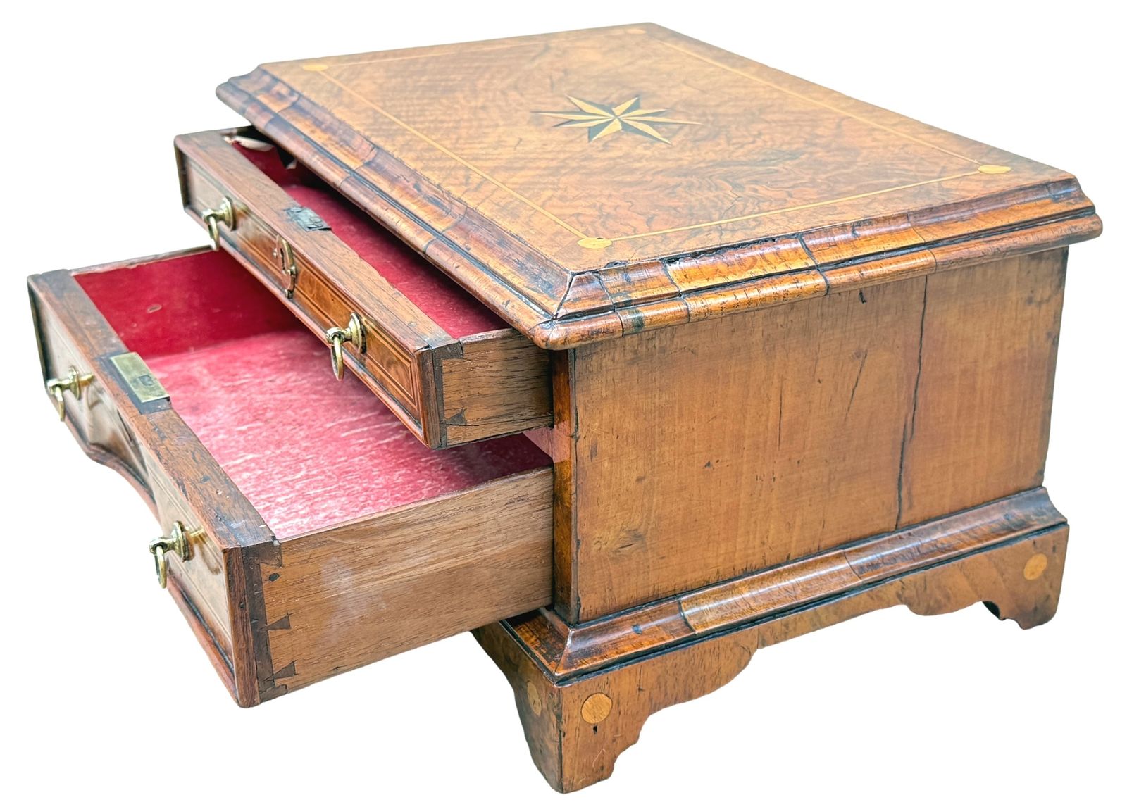 Rare miniature commode en noyer, début du XVIIIe siècle (Angleterre, vers 1720) photo furniture