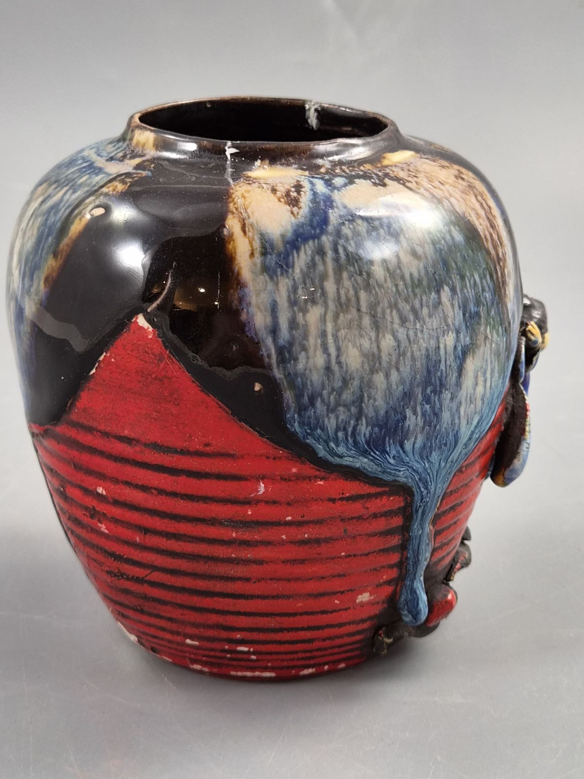 Japanse Sumida Gawa vaas, klimmende figuur, blauwe flambéglazuur, Taishō-Shōwa ca. 1920-1930 photo 500.0