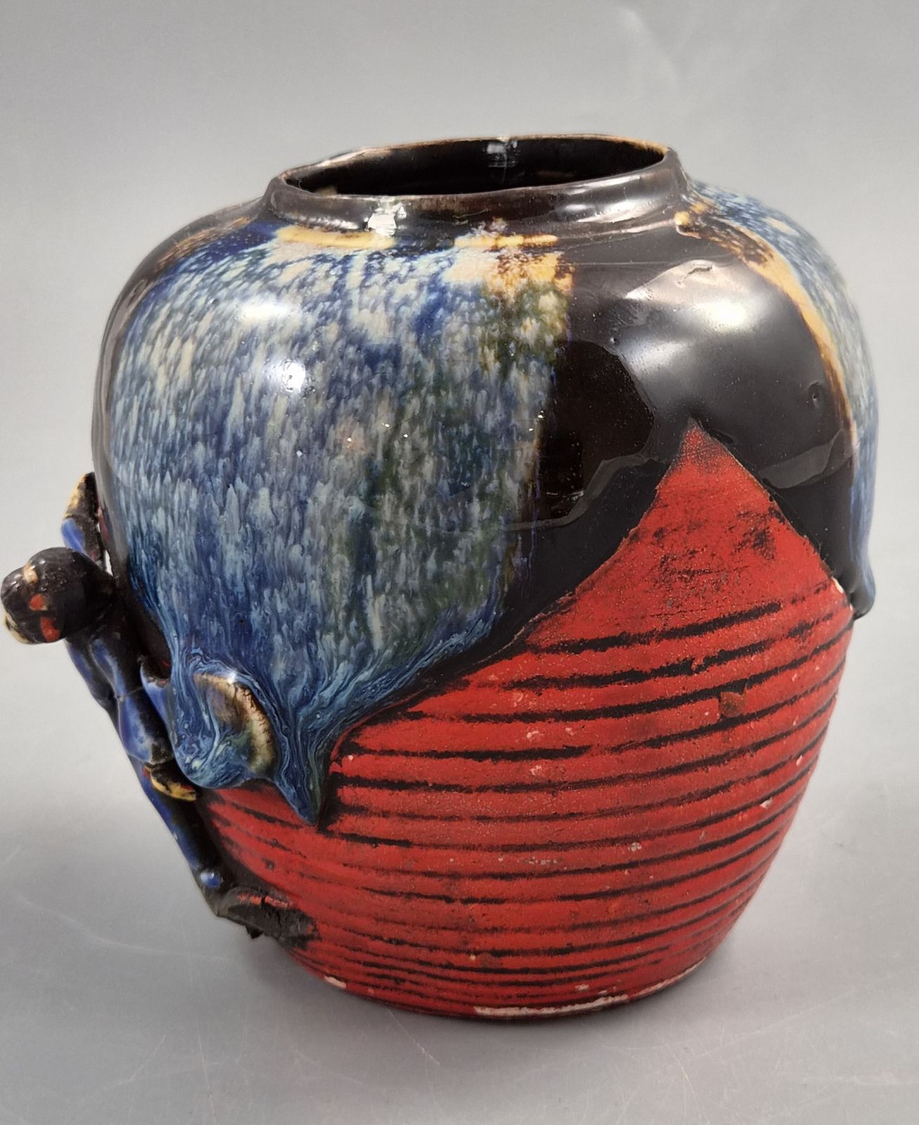 photo vinterior Japanse Sumida Gawa vaas, klimmende figuur, blauwe flambéglazuur, Taishō-Shōwa ca. 1920-1930