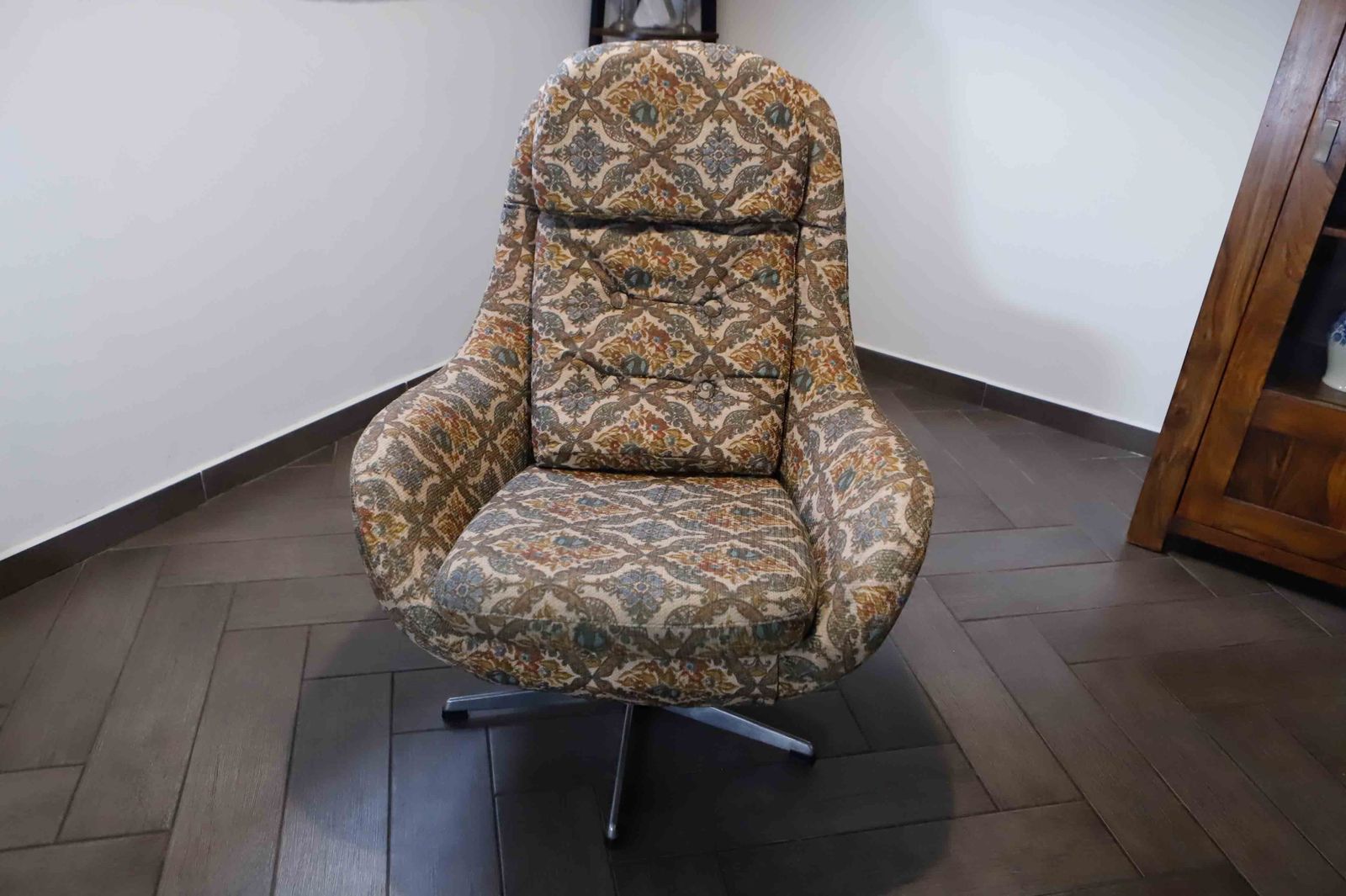 Set van 2 vintage fauteuils met hoge rug, draaifunctie en abstract patroon in de bekleding photo for sale
