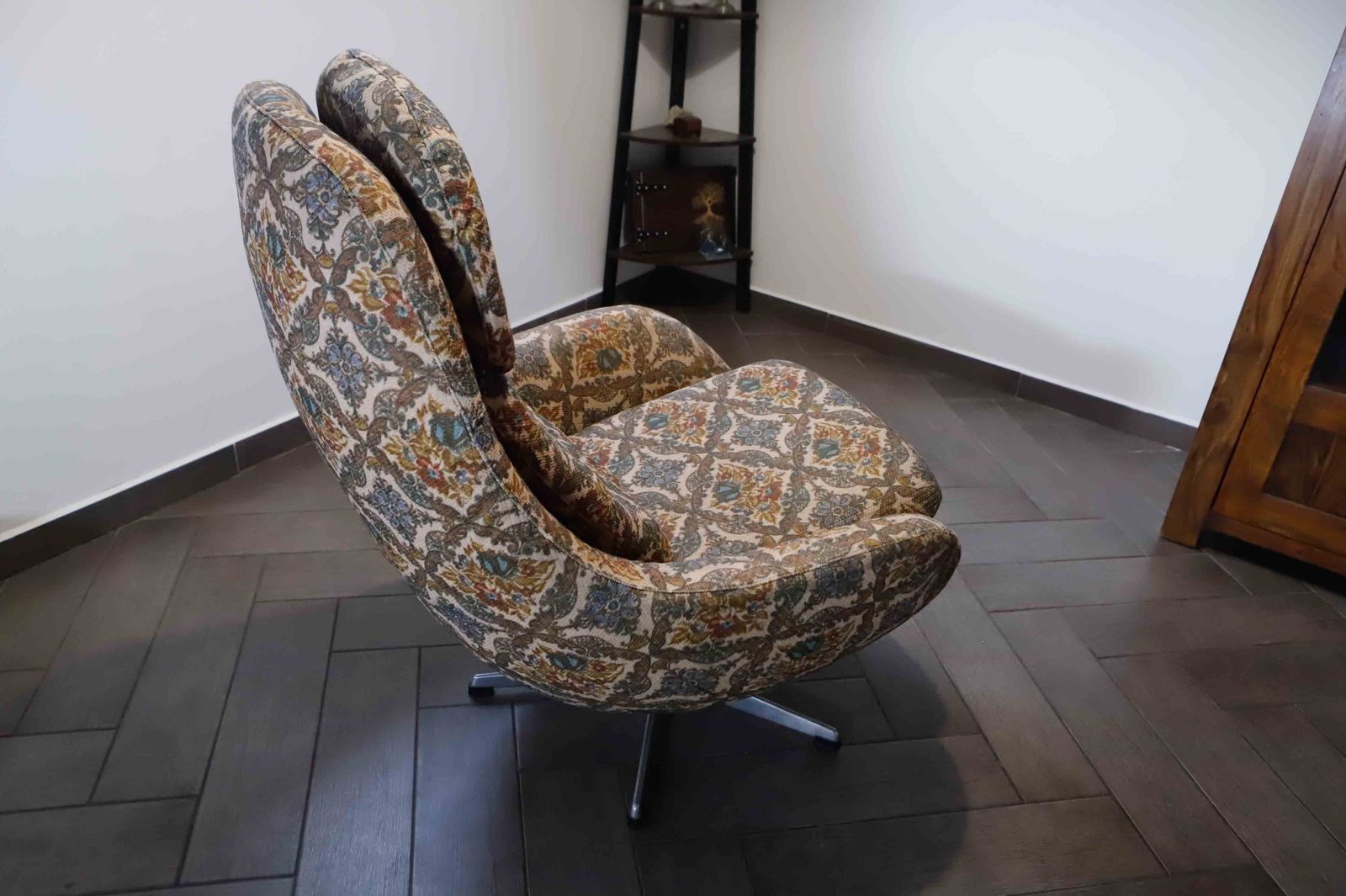 photo vinterior Set van 2 vintage fauteuils met hoge rug, draaifunctie en abstract patroon in de bekleding