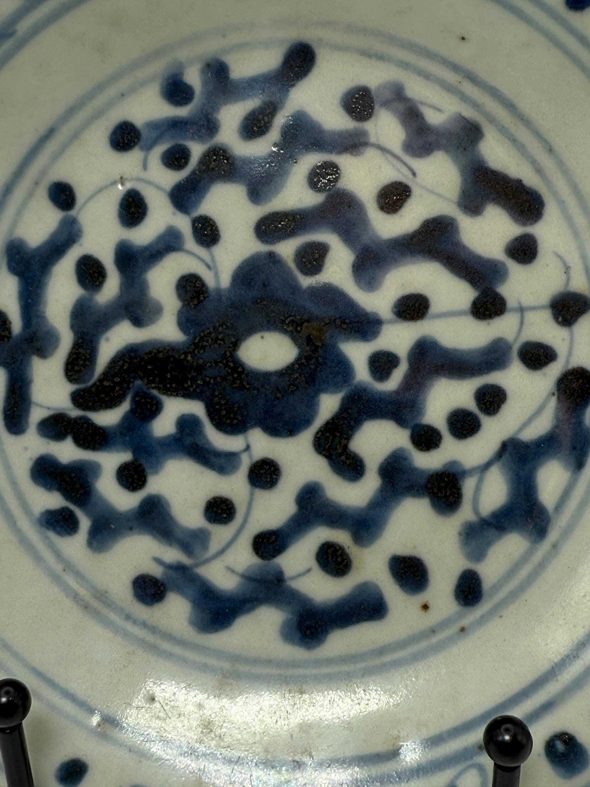 Antiek Chinees blauw-wit provinciaal bord, handgeschilderd granaatappelmotief, Ming-stijl photo vintage