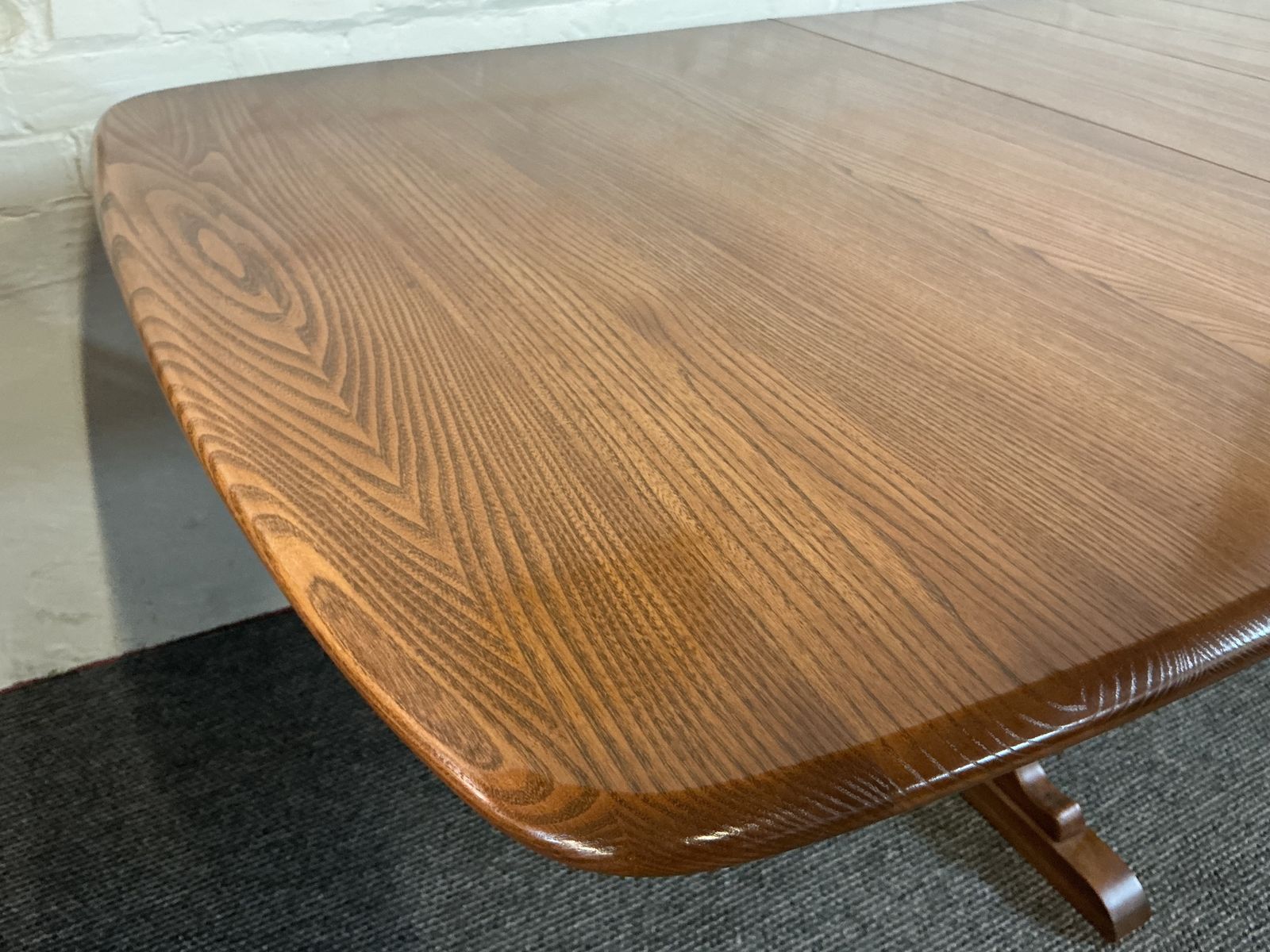 Ercol Grand Dorchester Extending Dining Table. photo 800.0