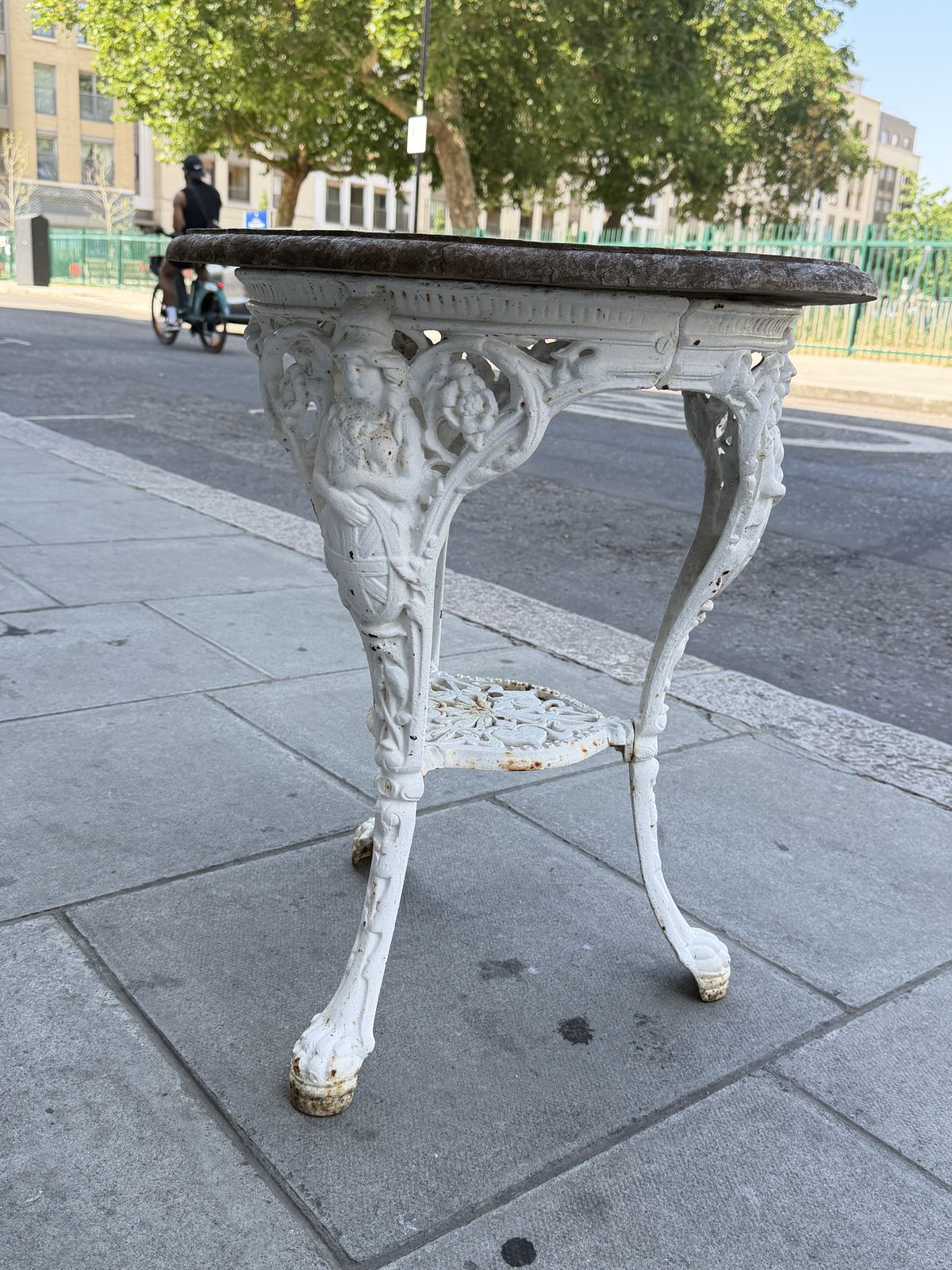 photo furniture Rare Gaskell & Chambers Cast Iron Garden Or Pub Table C.1900