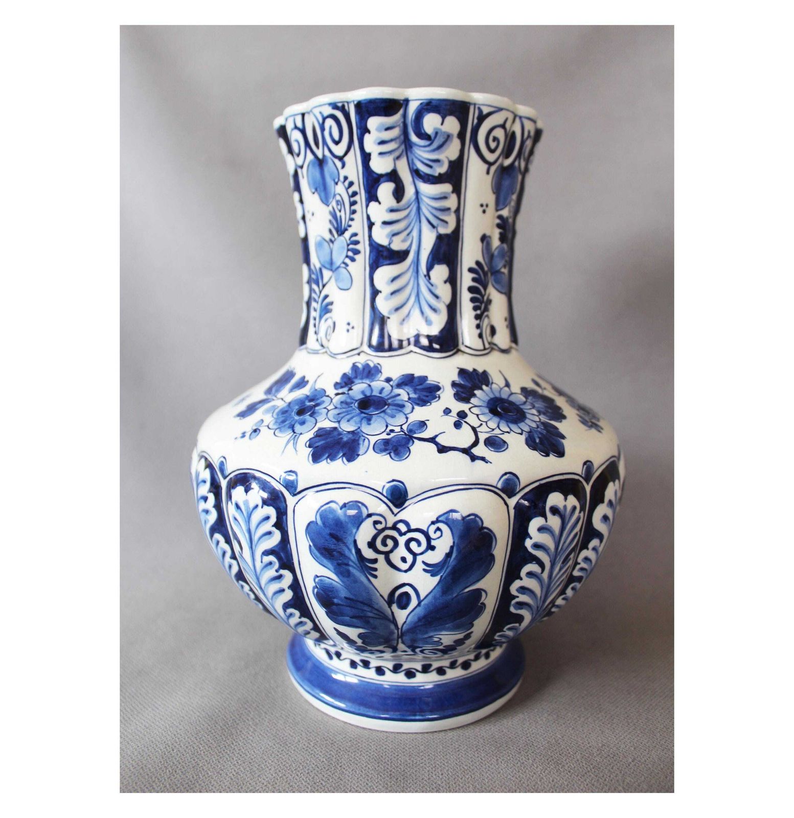 Grote vintage vaas, Royal Delft, De Koninklijke Porceleyne Fles, jaar 1954 BY, Holland, keramiek, geribbeld design, handgeschilderd, blauw en wit