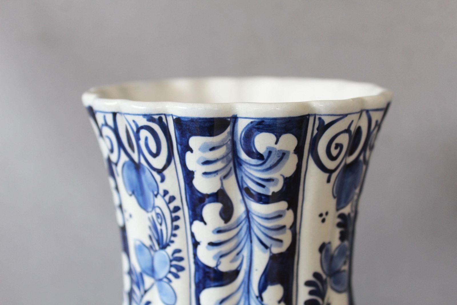 Grote vintage vaas, Royal Delft, De Koninklijke Porceleyne Fles, jaar 1954 BY, Holland, keramiek, geribbeld design, handgeschilderd, blauw en wit photo furniture