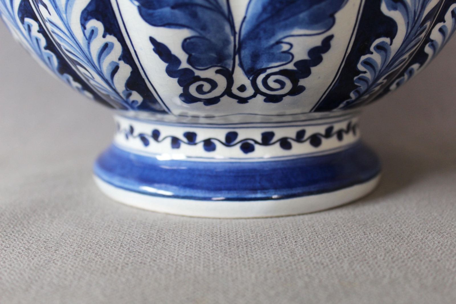 Grote vintage vaas, Royal Delft, De Koninklijke Porceleyne Fles, jaar 1954 BY, Holland, keramiek, geribbeld design, handgeschilderd, blauw en wit photo Woonaccessoires