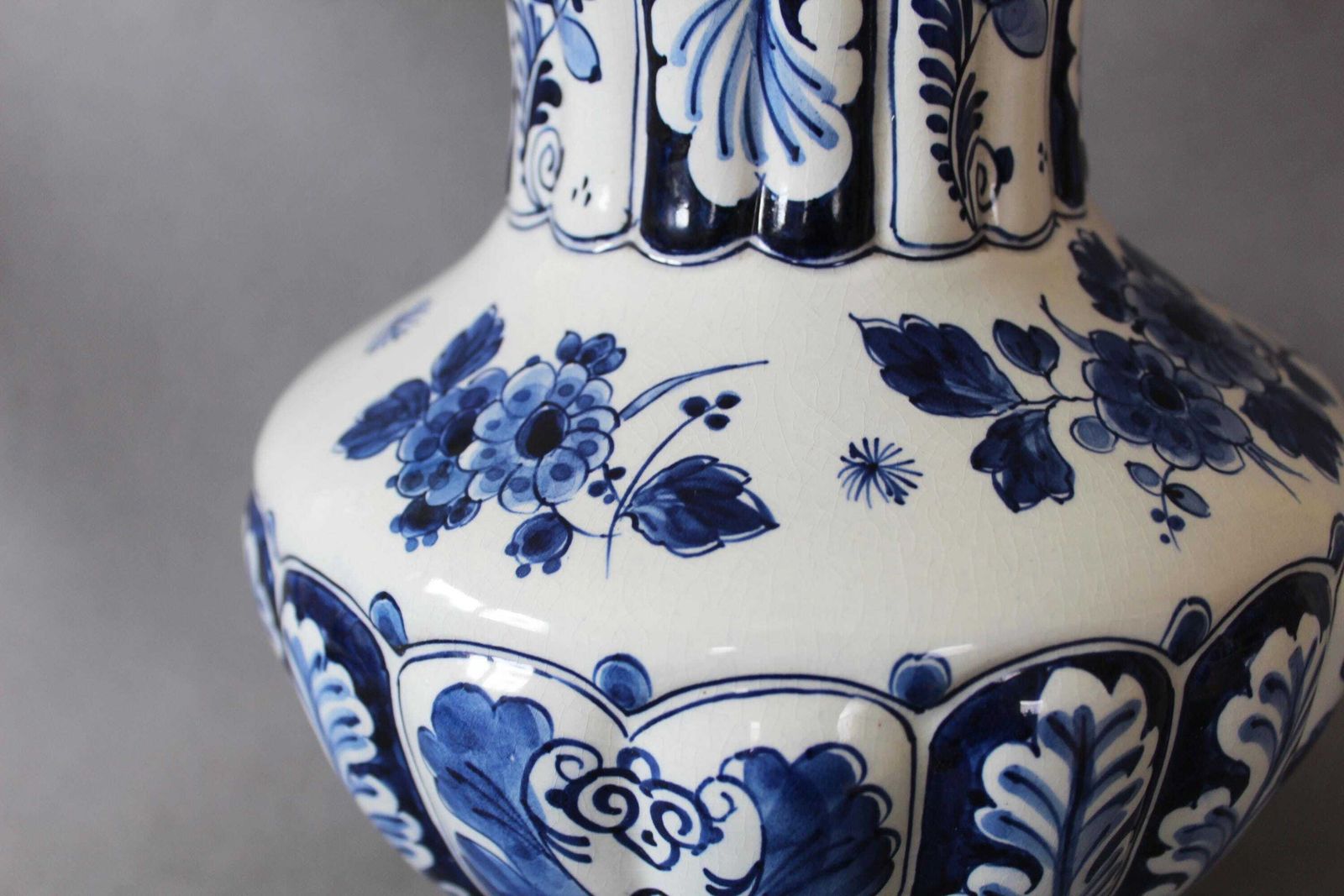 Grote vintage vaas, Royal Delft, De Koninklijke Porceleyne Fles, jaar 1954 BY, Holland, keramiek, geribbeld design, handgeschilderd, blauw en wit photo vintage