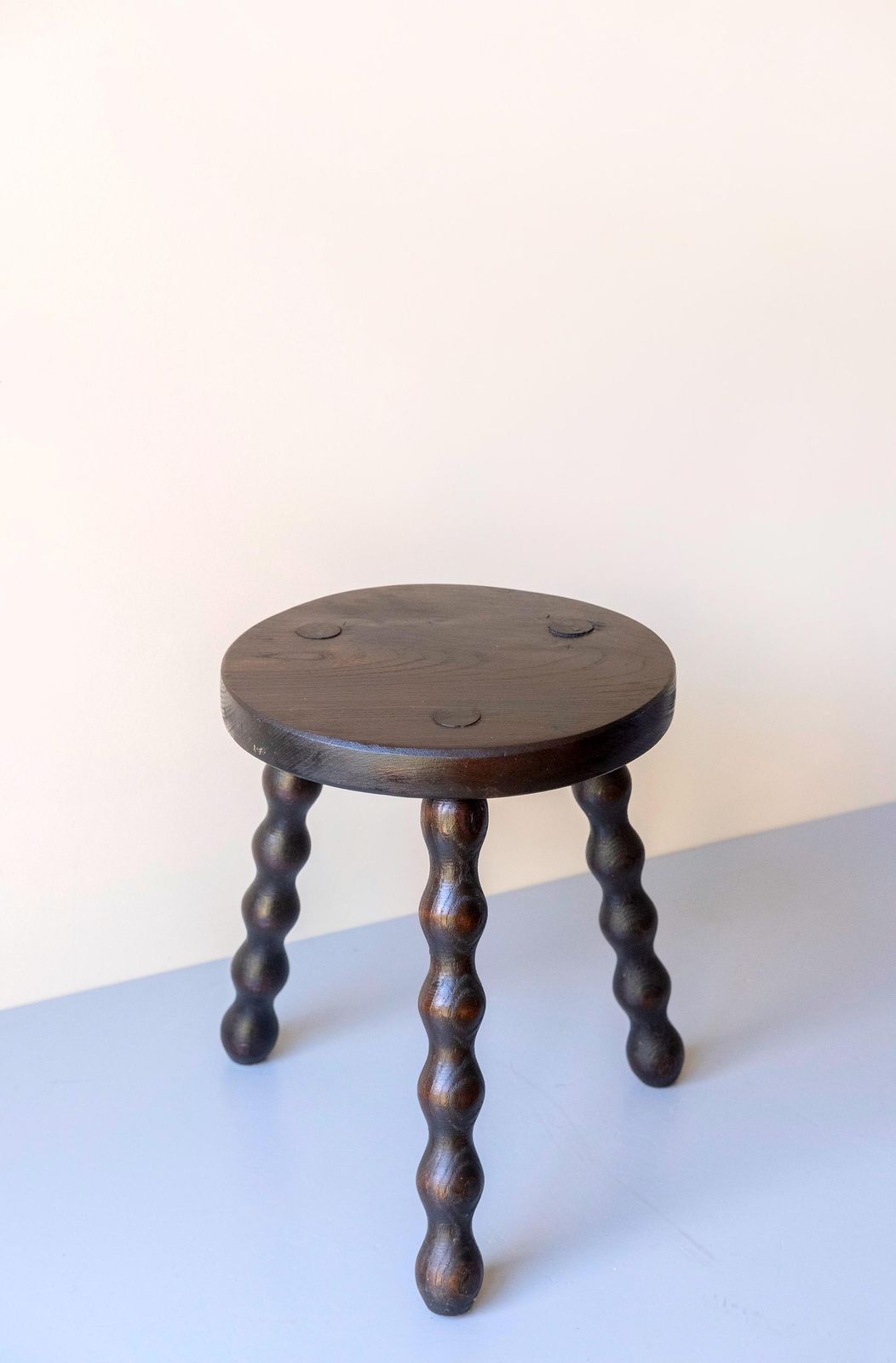 Antieke bobbin melkkruk   Handgemaakt eikenhouten plantenstandaard   Rustieke Franse landelijke kruk photo buy