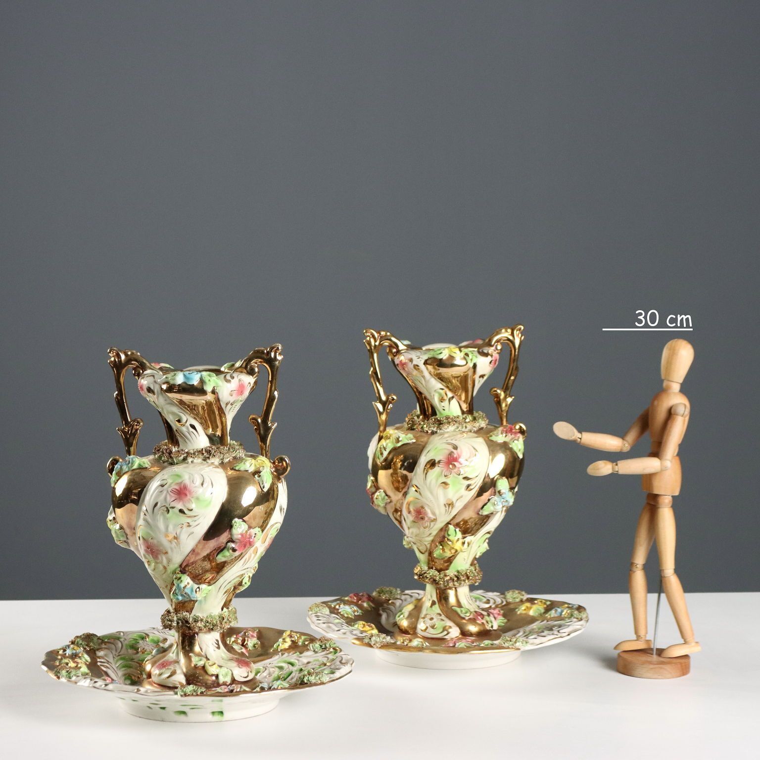 Vintage vazen met borden, Manifattura Capodimonte, Italië, ca. jaren 1950-1960 photo furniture