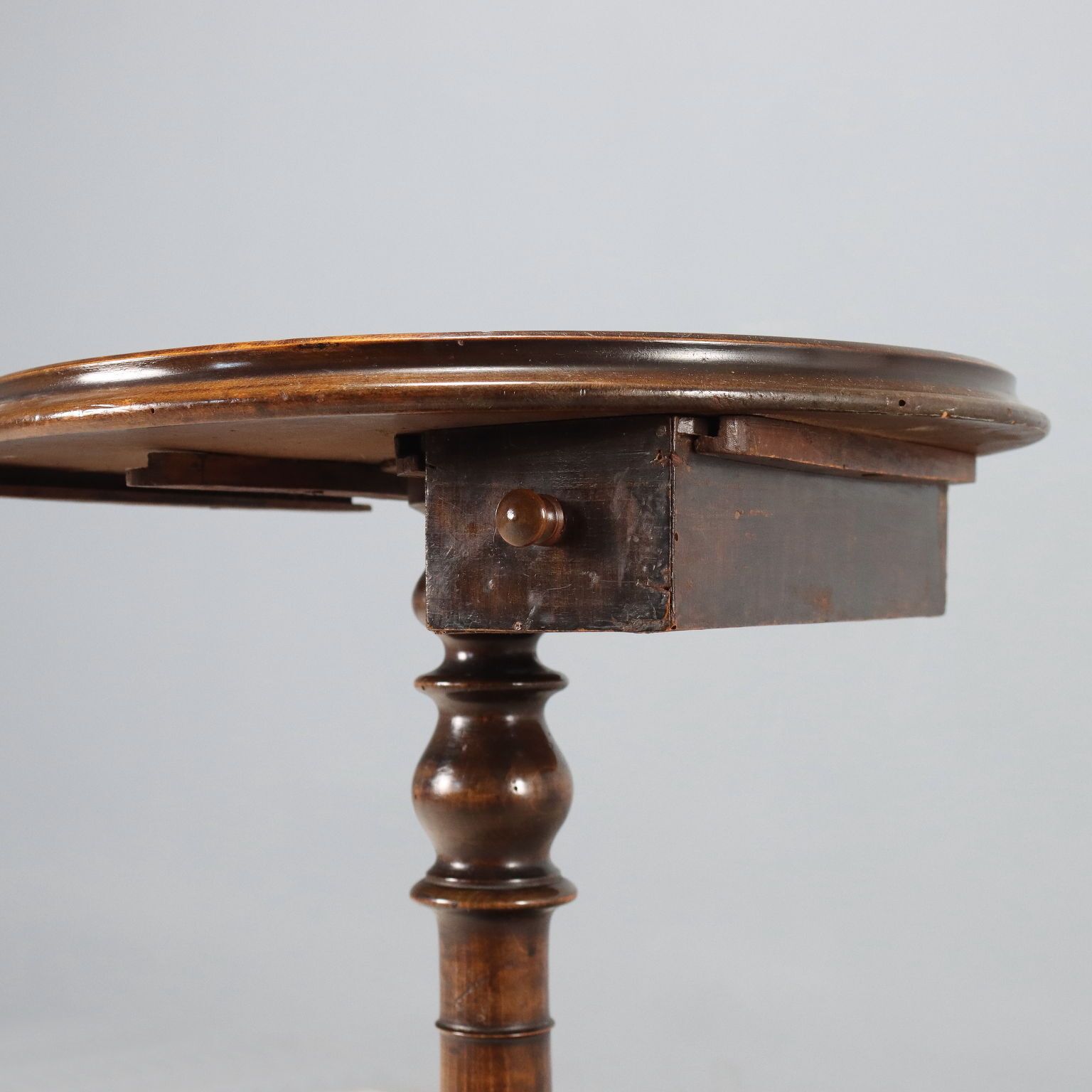 Petite table d'époque en hêtre peint noyer, Italie, XXe siècle photo 330.0