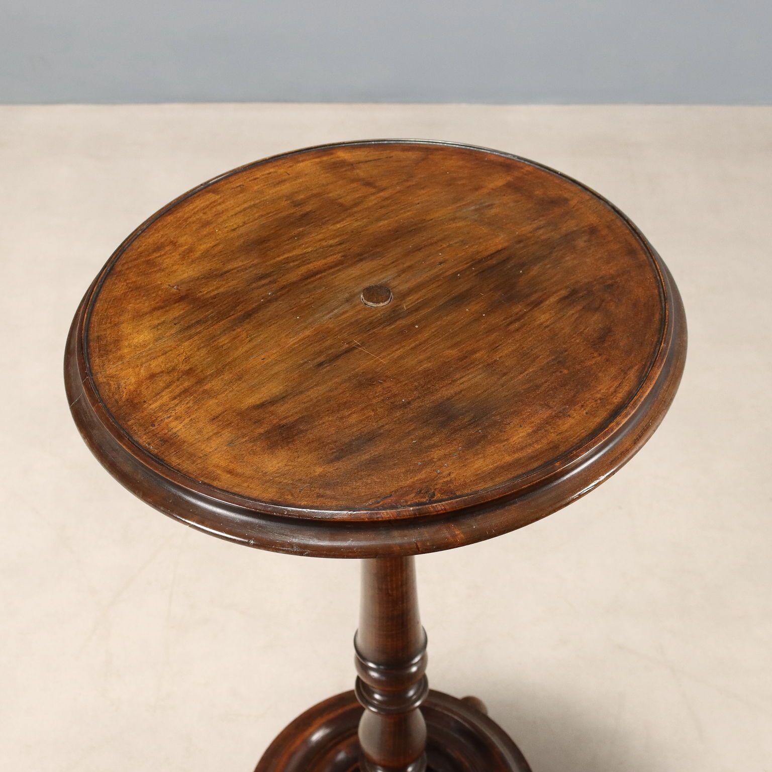 Petite table d'époque en hêtre peint noyer, Italie, XXe siècle photo buy