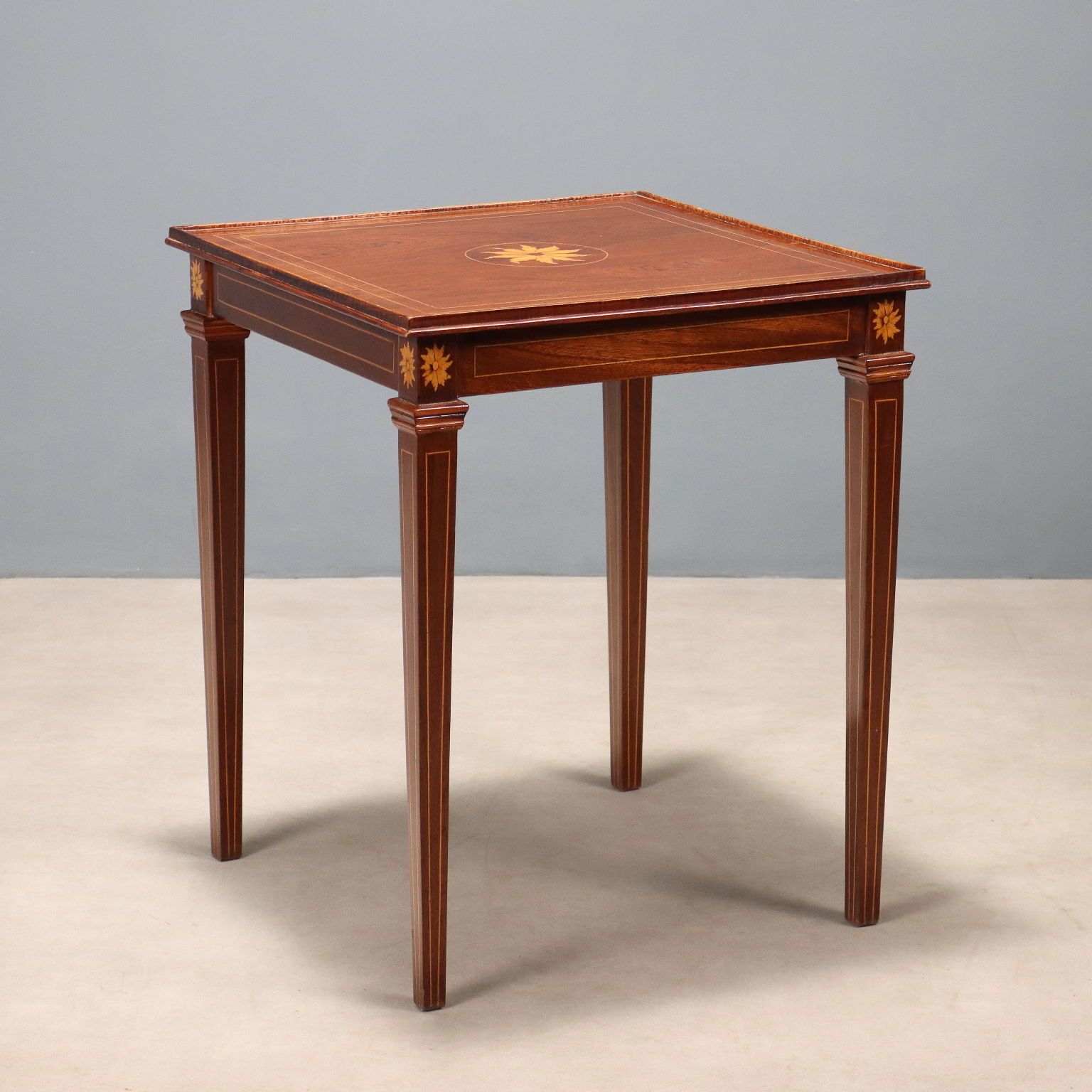 Petite table d'époque de style Directoire en bois de violette, XXe siècle