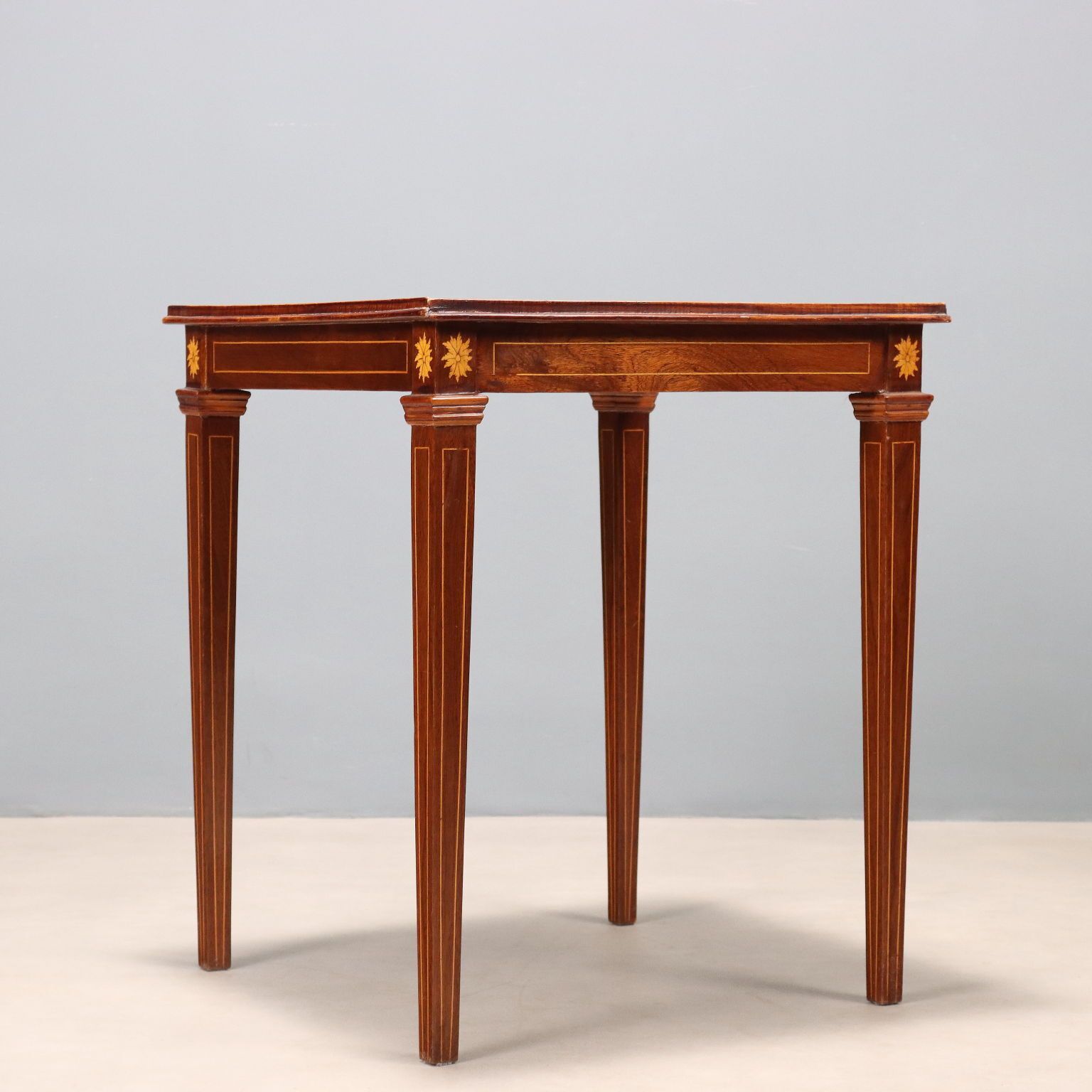 photo furniture Petite table d'époque de style Directoire en bois de violette, XXe siècle