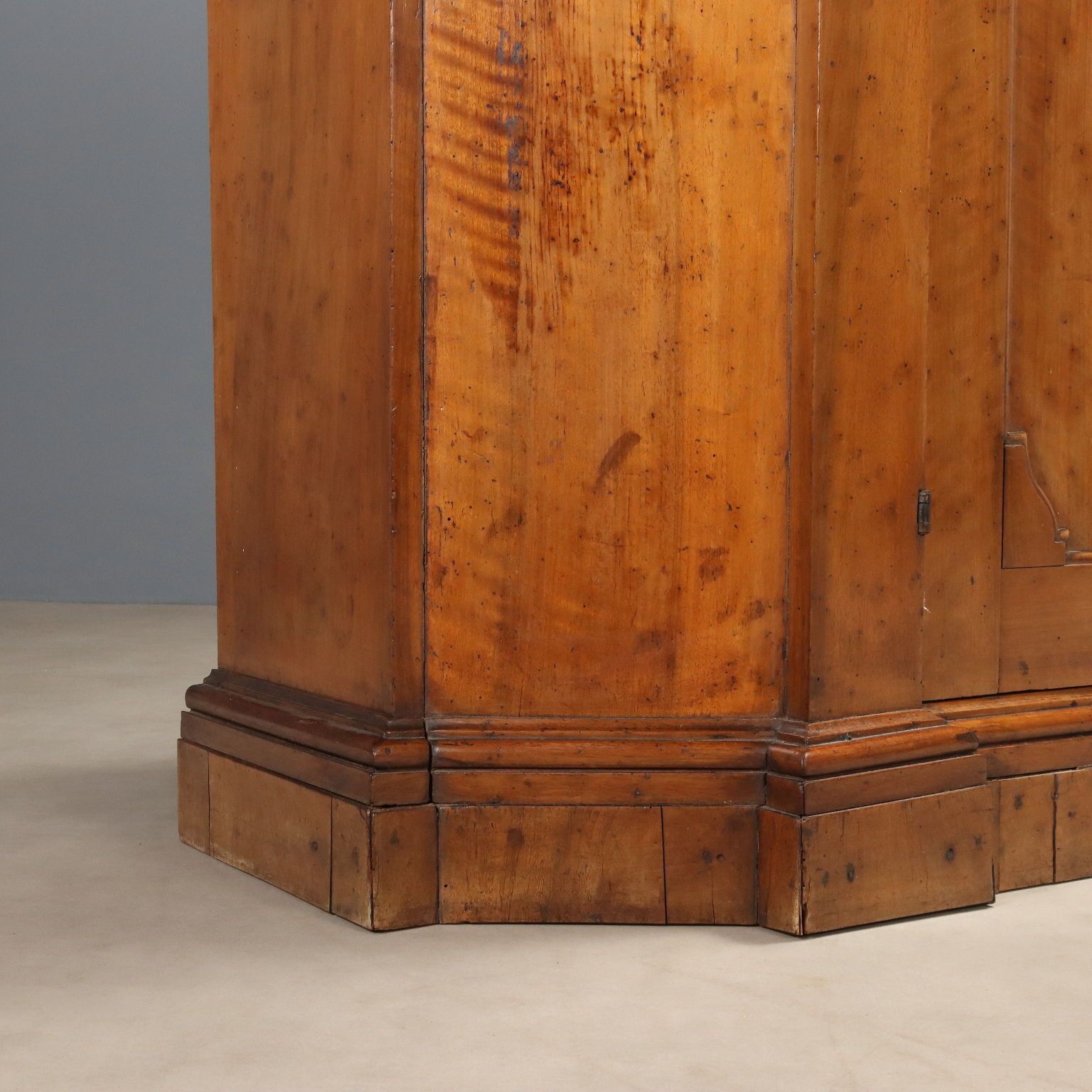 photo furniture Armoire baroque en noyer, Italie, XVIIIe siècle