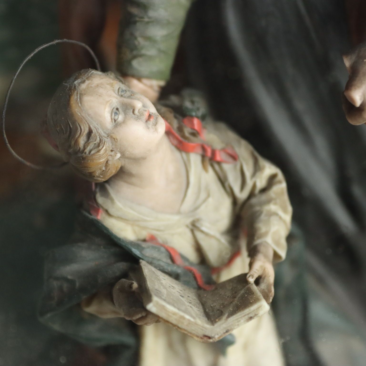 Vitrine d'époque avec sculpture de sainte Anne et la Vierge Marie, XIXe siècle photo 1960.0