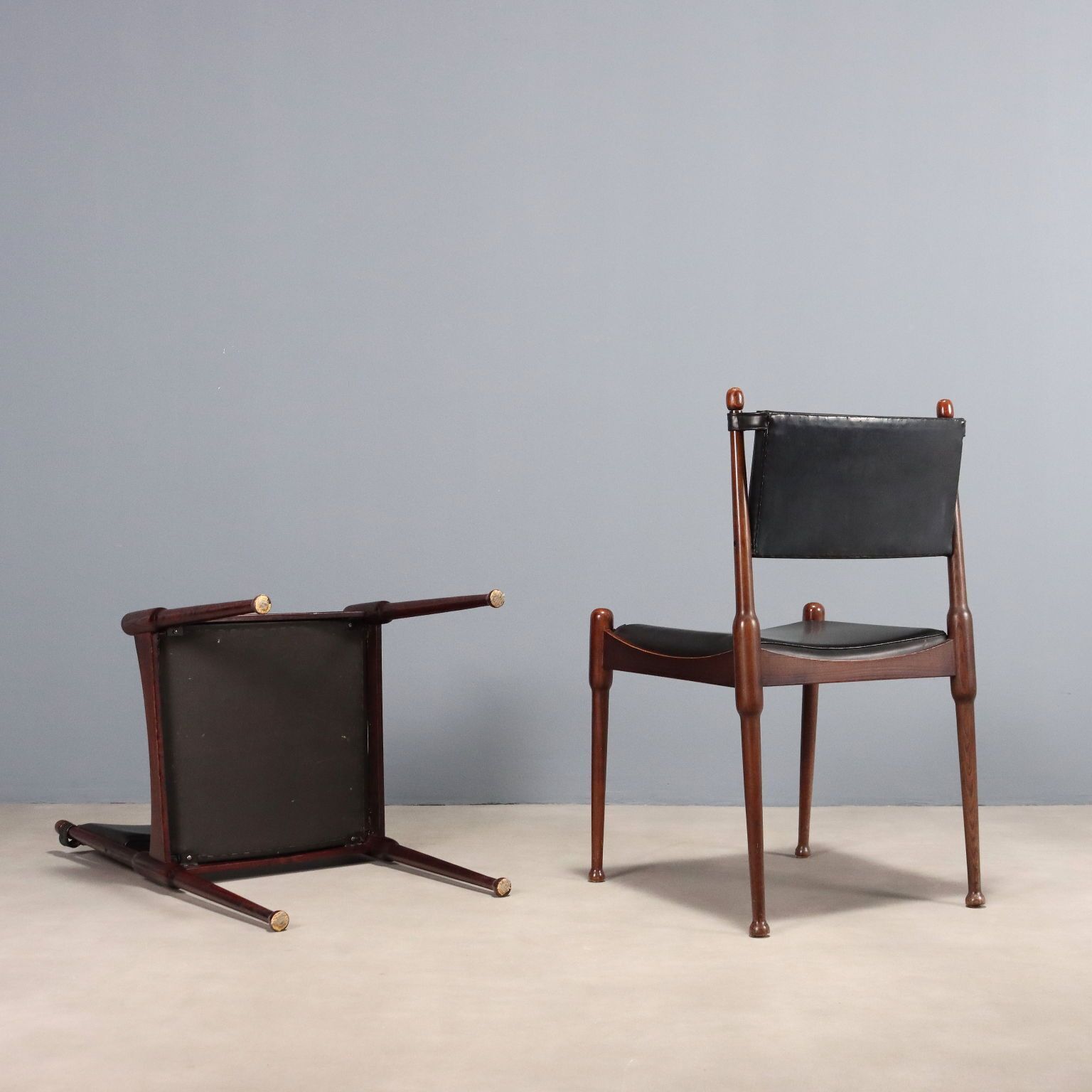 Chaises vintage en bois exotique et simili-cuir, design italien, années 1960 photo vintage