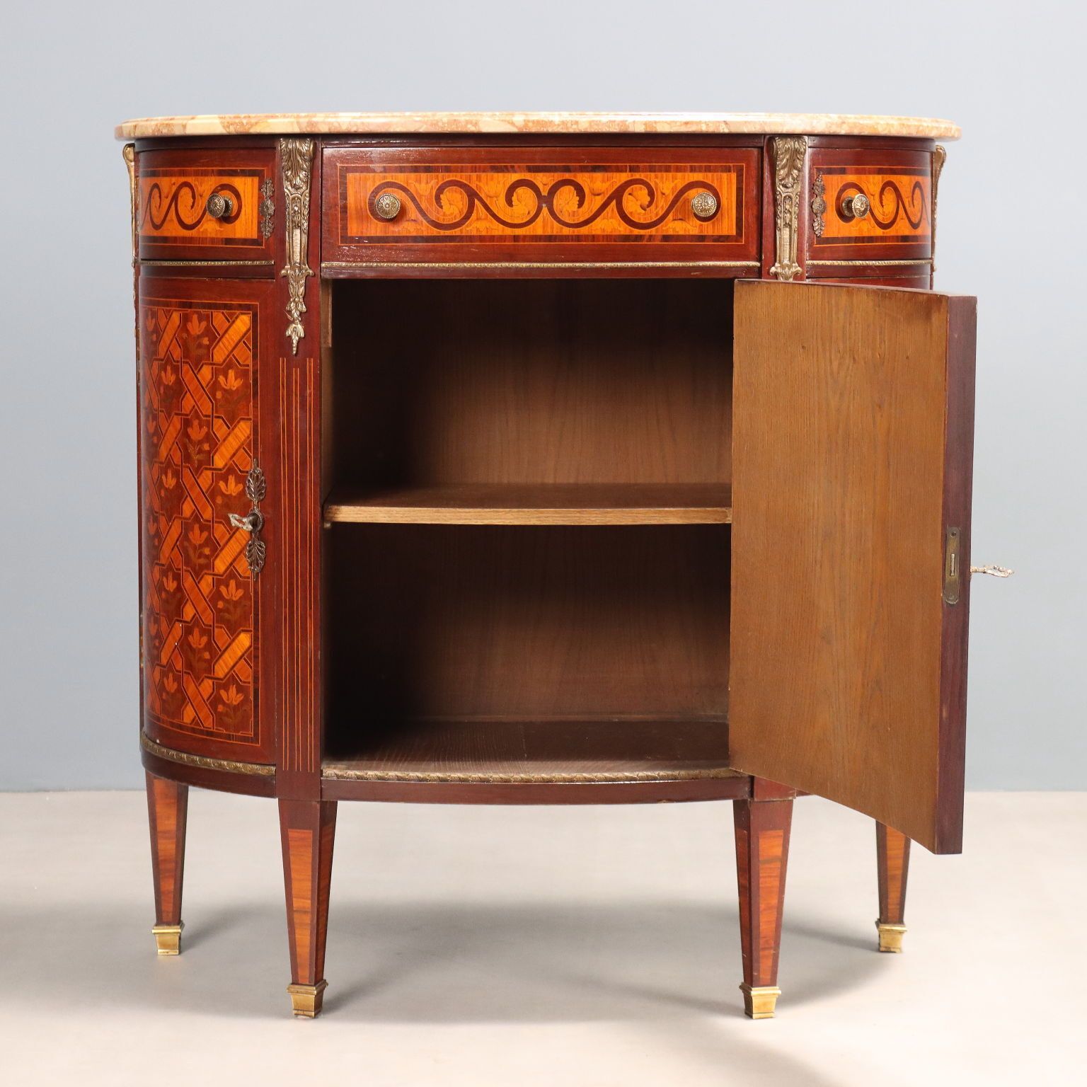 Armoire demi-lune de style néoclassique, XXe siècle photo 1530.0