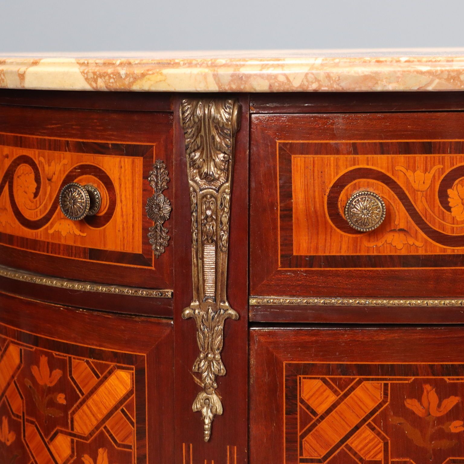 Armoire demi-lune de style néoclassique, XXe siècle photo vintage