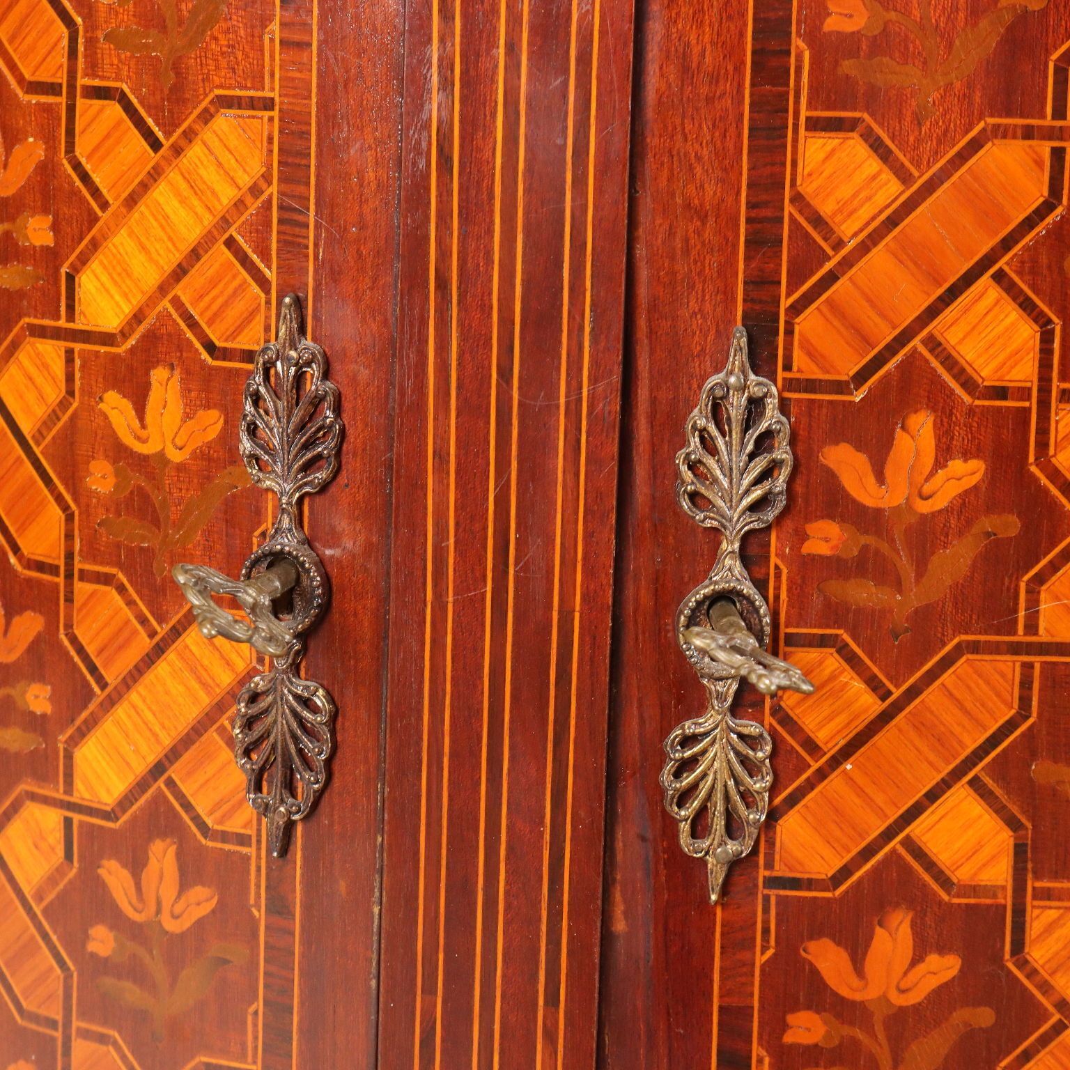 photo for sale Armoire demi-lune de style néoclassique, XXe siècle