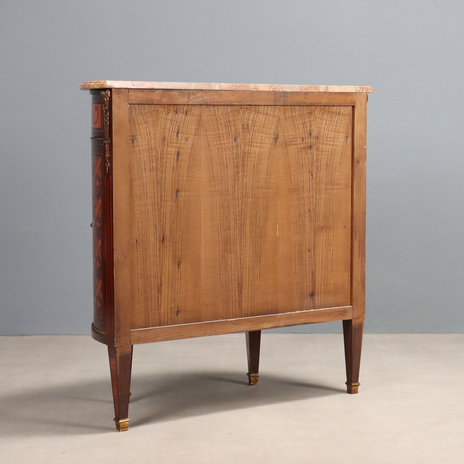 photo vinterior Armoire demi-lune de style néoclassique, XXe siècle