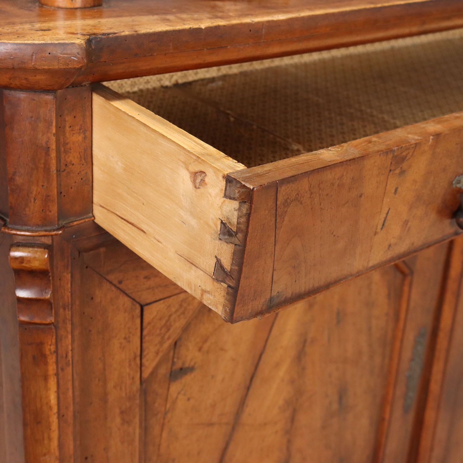Armoire d'époque Umbertino en noyer, Italie, XIXe siècle photo buy