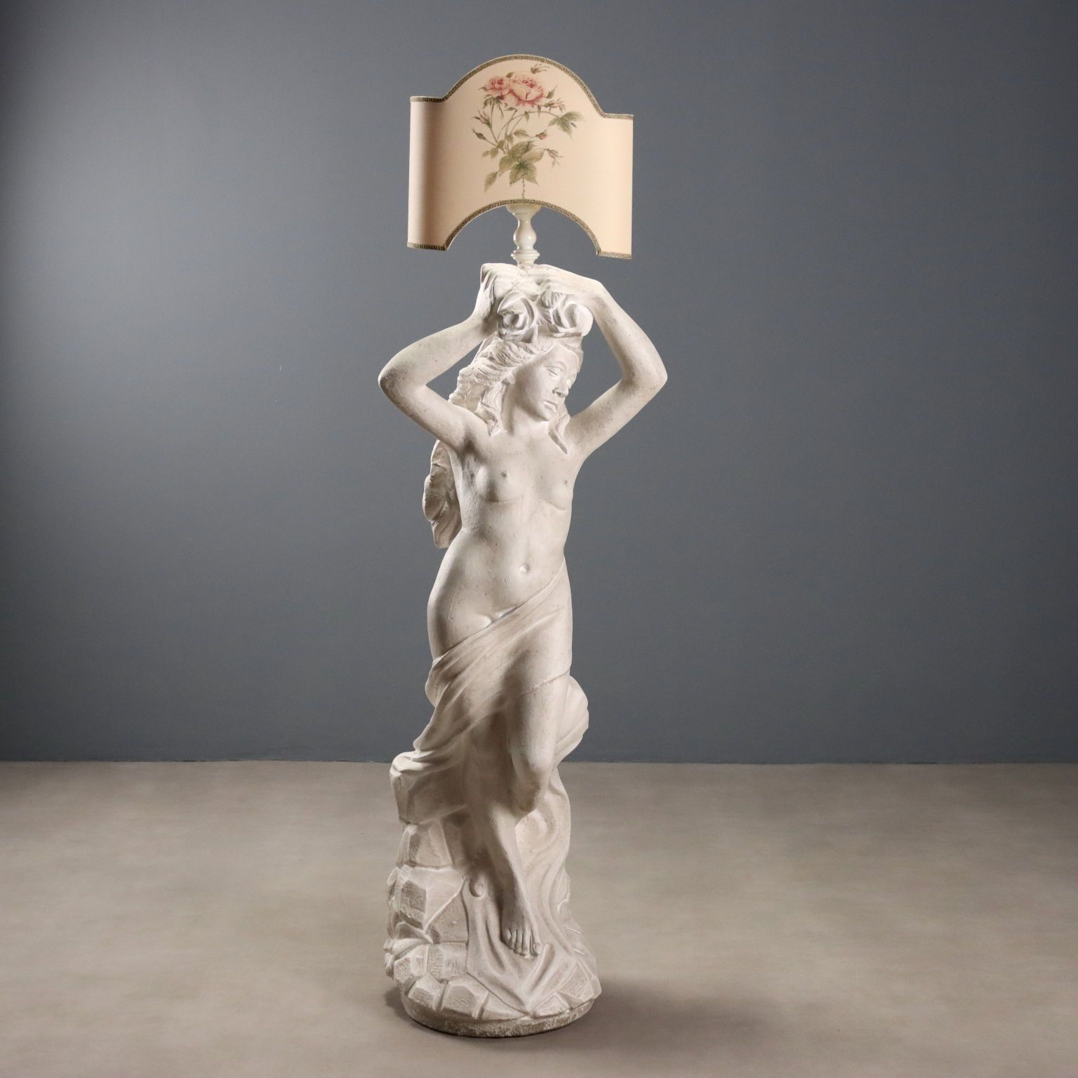 photo furniture Floor Lamp With Nereid Statue In Cement