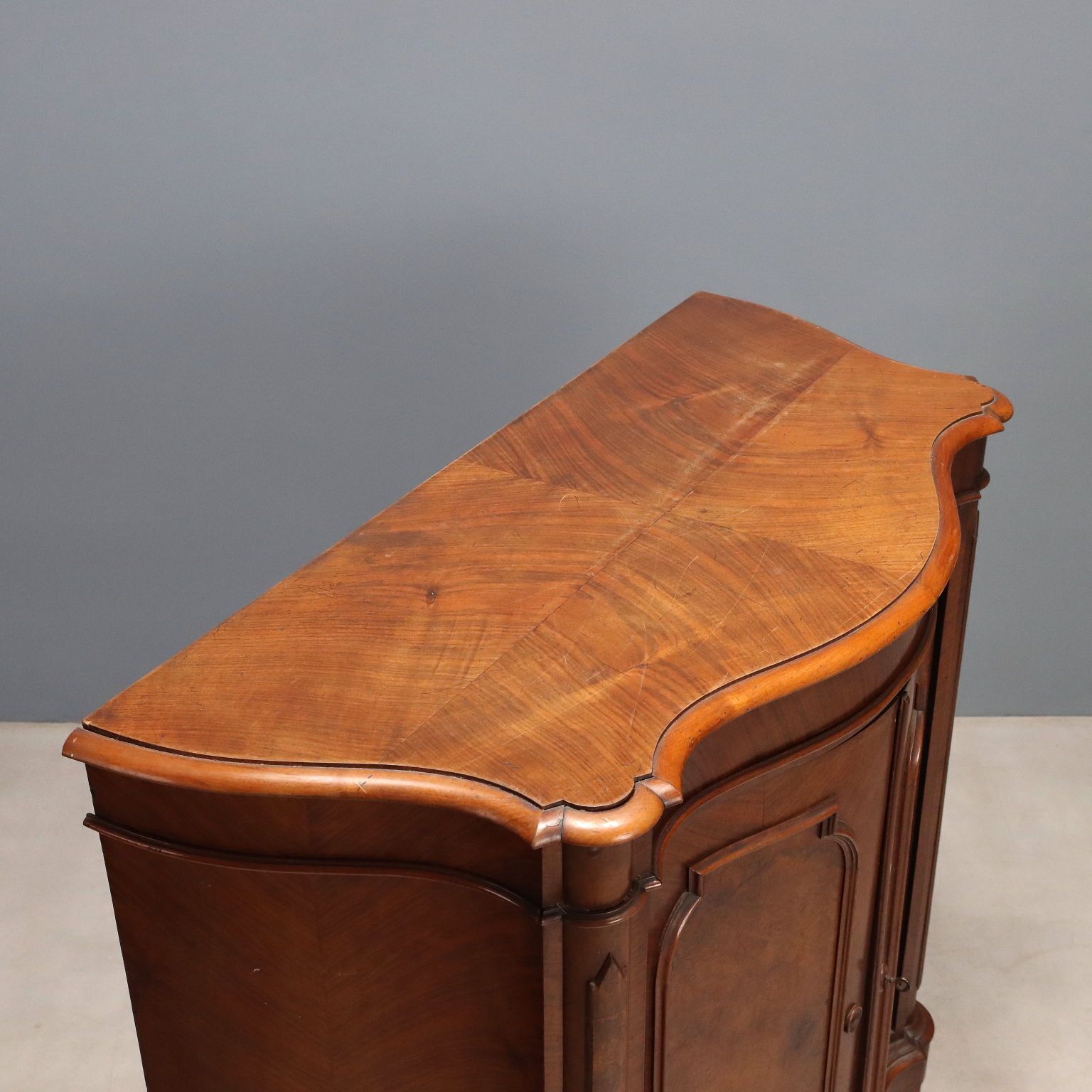 photo furniture Buffet Umbertine en noyer et loupe de noyer