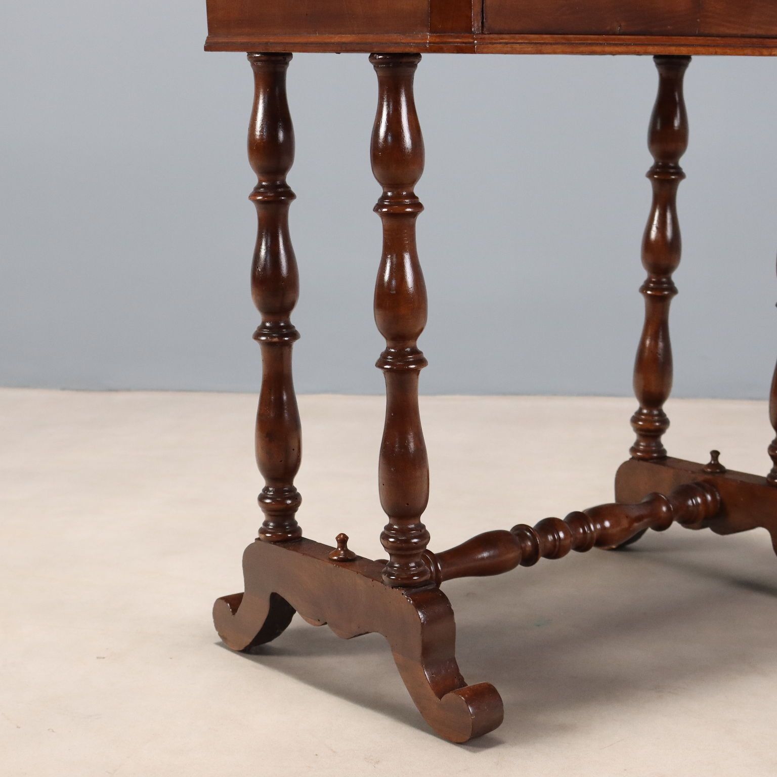 Antieke walnoothouten werktafel met lade photo buy