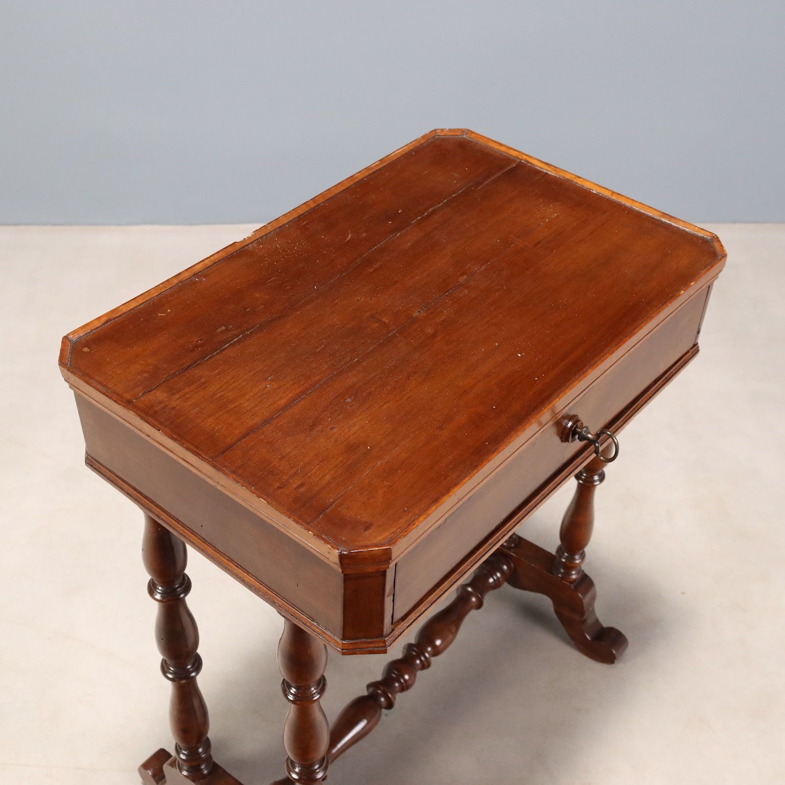 Antieke walnoothouten werktafel met lade photo vintage