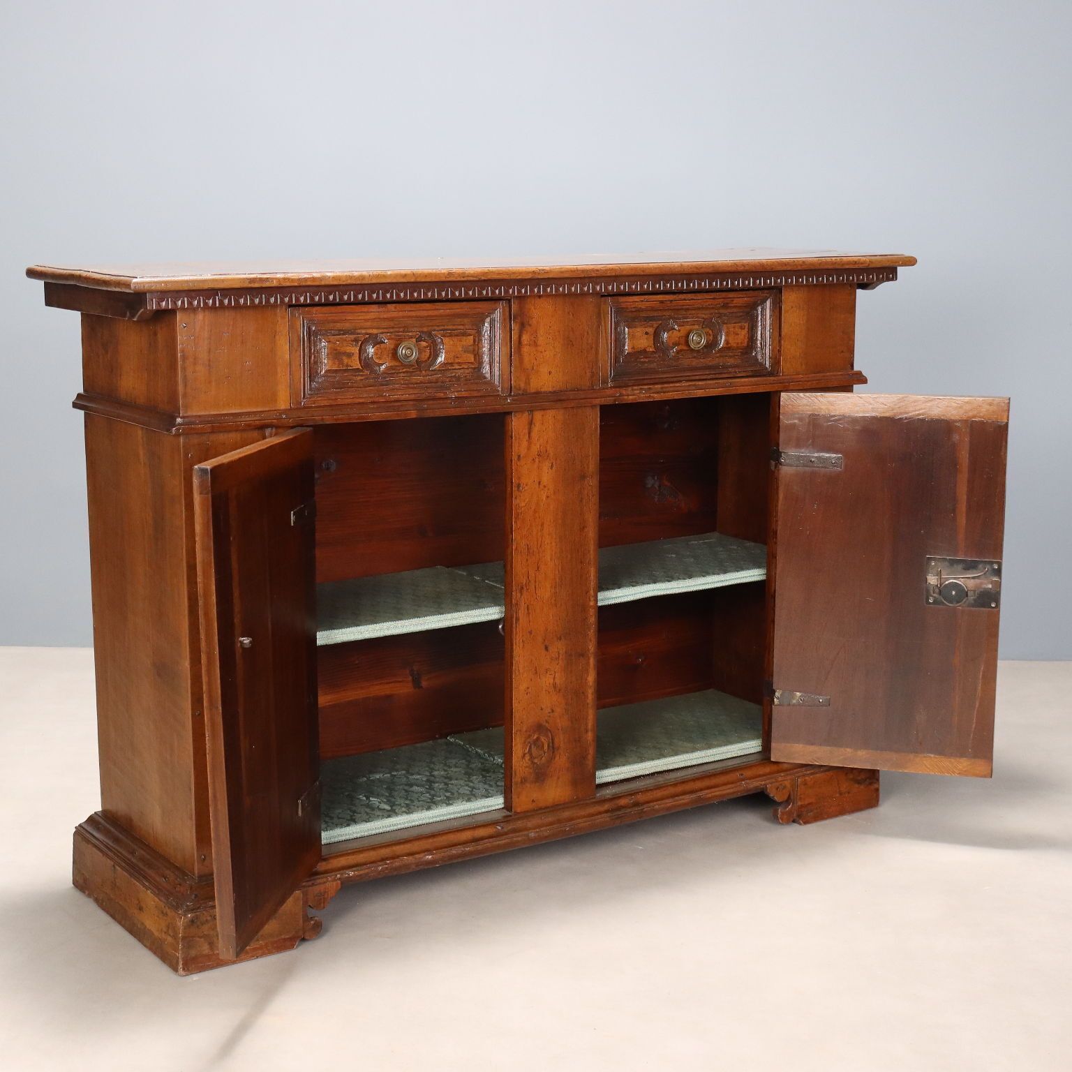 Dressoir in barokstijl, walnoot en spar photo Meubels