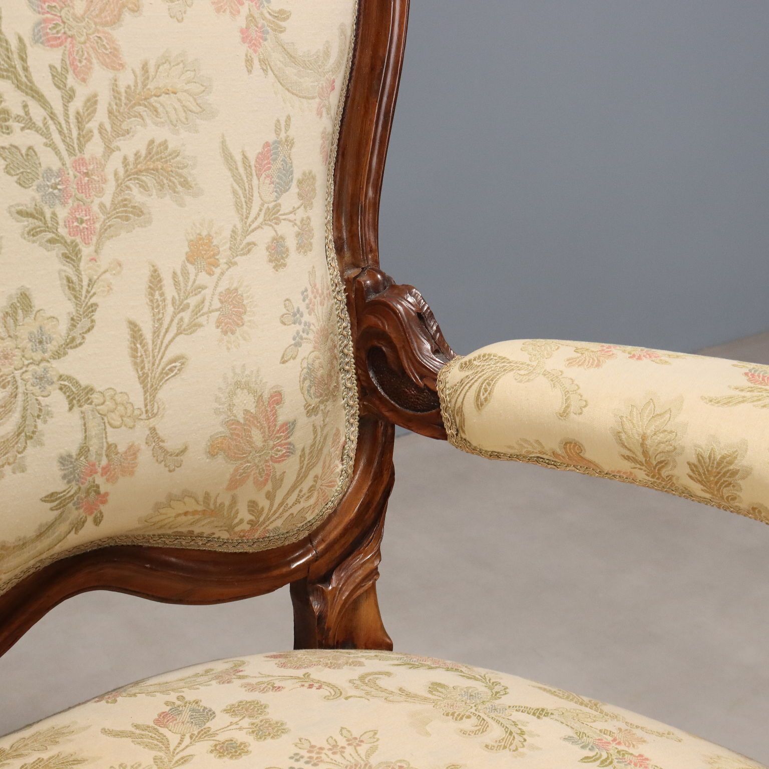 Fauteuil néobaroque en noyer sculpté, XIXe siècle photo 630.0
