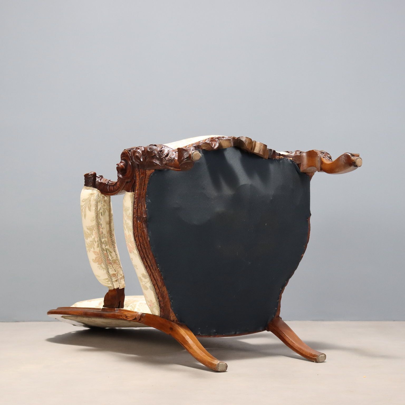 630.0 Fauteuil néobaroque en noyer sculpté, XIXe siècle photo