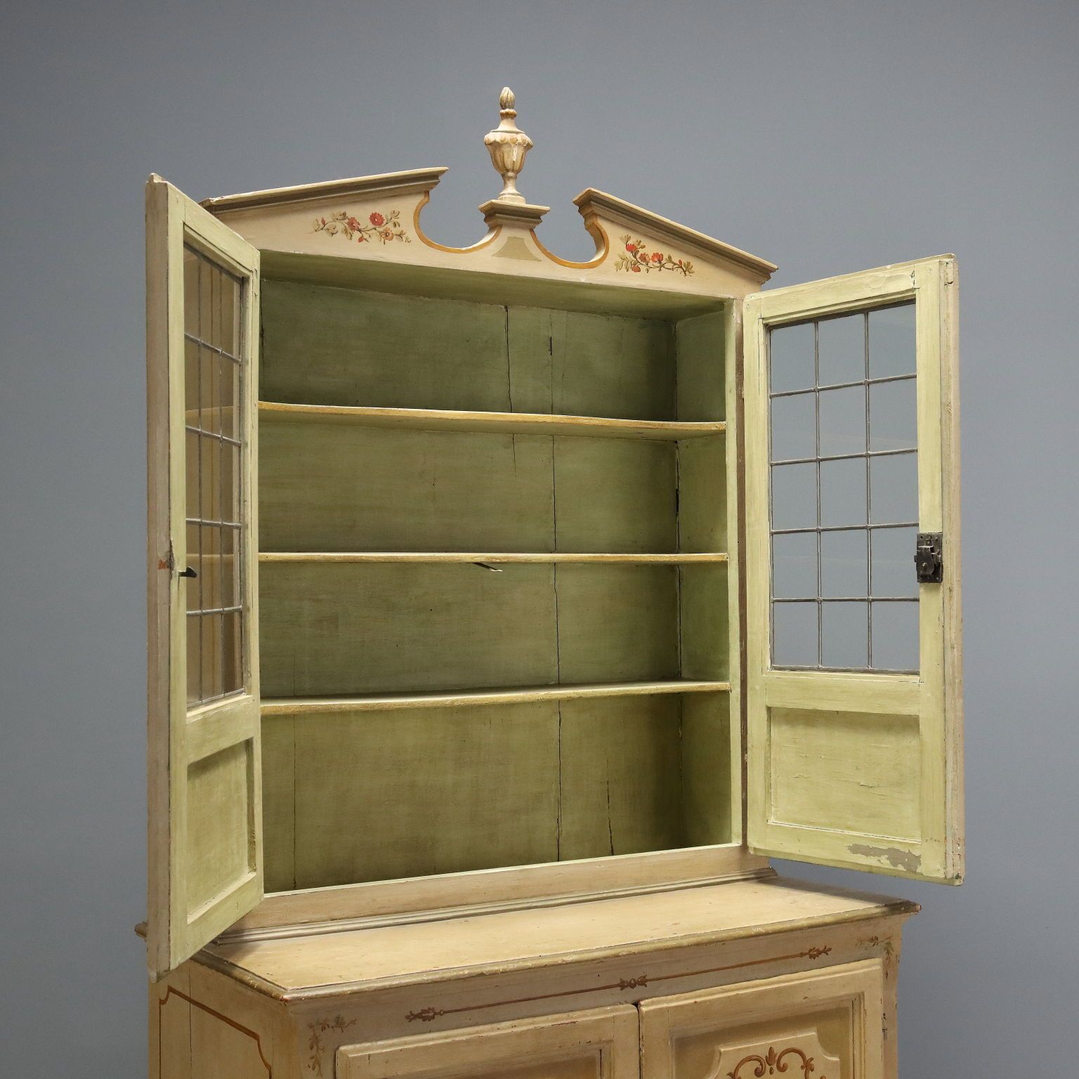 Armoire baroque en bois laqué, XVIIIe siècle photo Mobilier