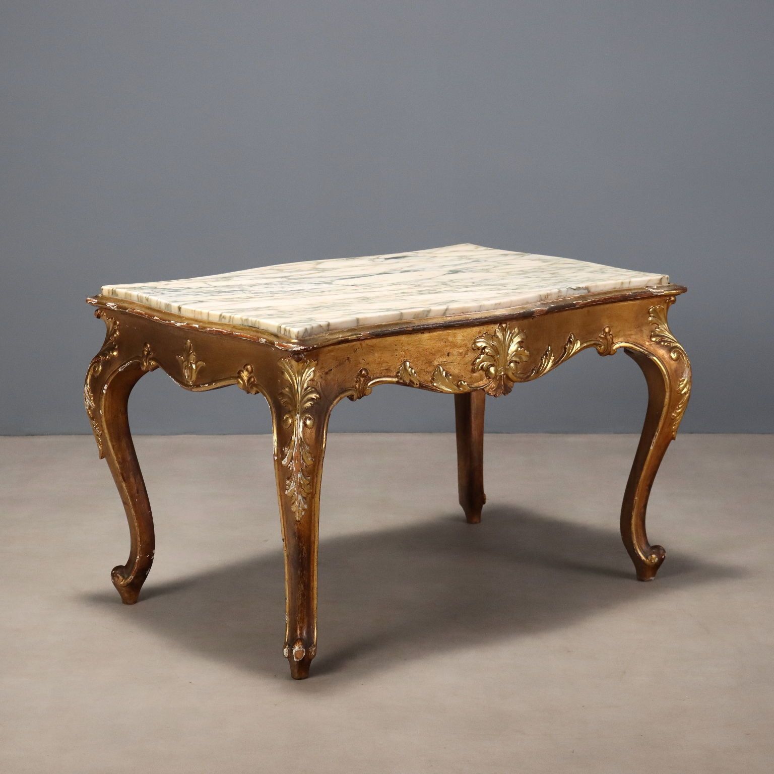 Table de style Barocchetto en sapin sculpté et doré
