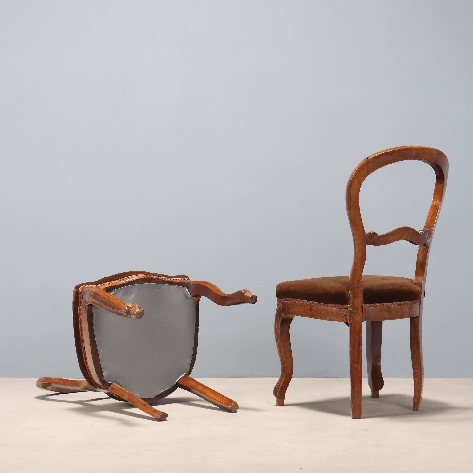 photo furniture Luigi Filippo stoelen van walnoot met gestoffeerde zitting, 19e eeuw