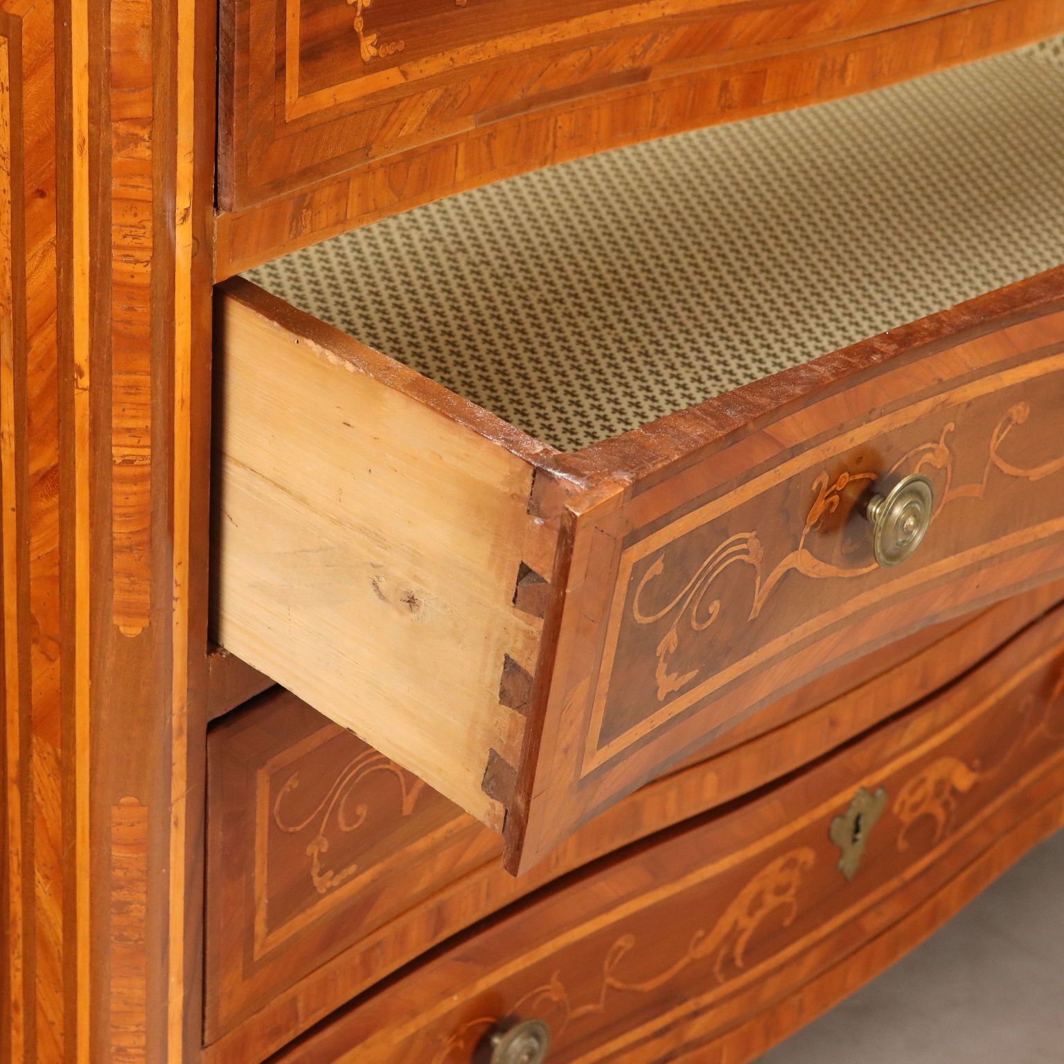 Commode baroque en noyer, XVIIIe siècle photo Mobilier