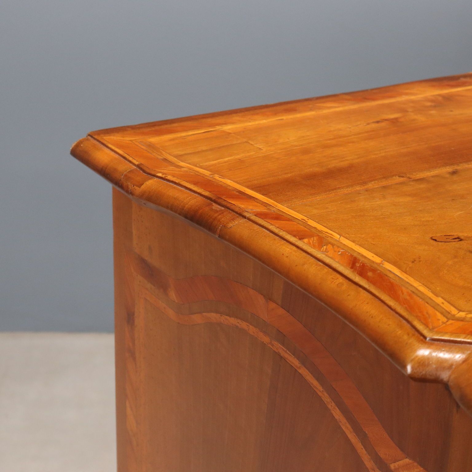 Commode baroque en noyer, XVIIIe siècle photo buy