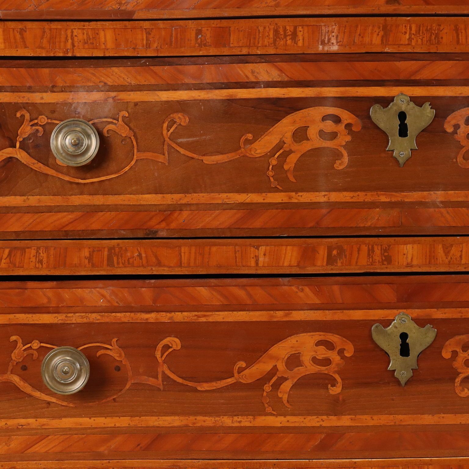 photo furniture Commode baroque en noyer, XVIIIe siècle