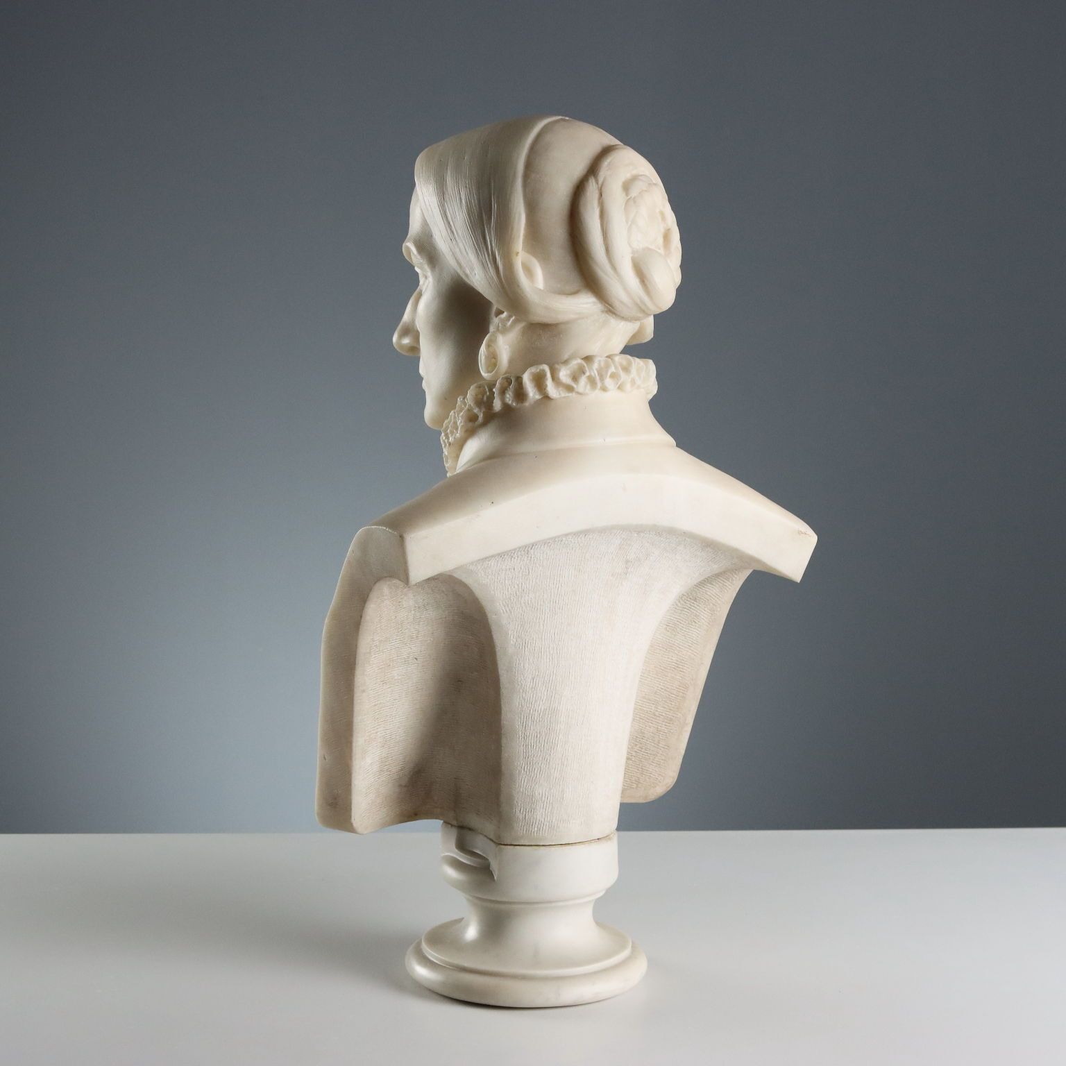 photo furniture Buste d'époque de noble dame en marbre blanc, Italie, XIXe siècle