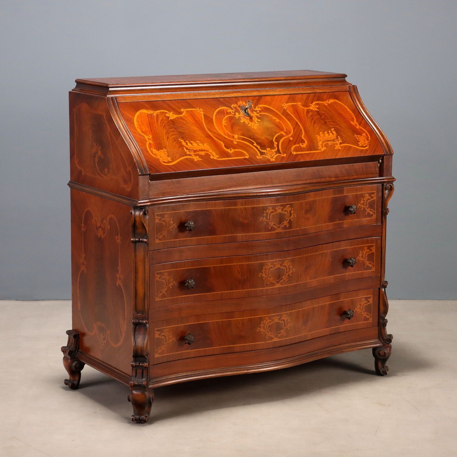 Bureau in Romeinse stijl met esdoorninleg