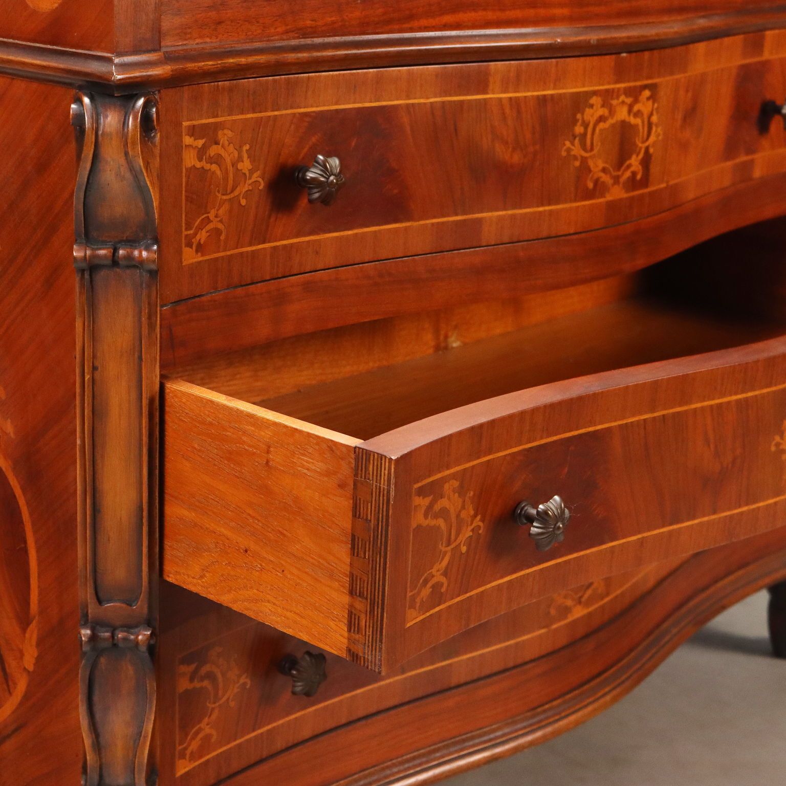 Bureau in Romeinse stijl met esdoorninleg photo vinterior
