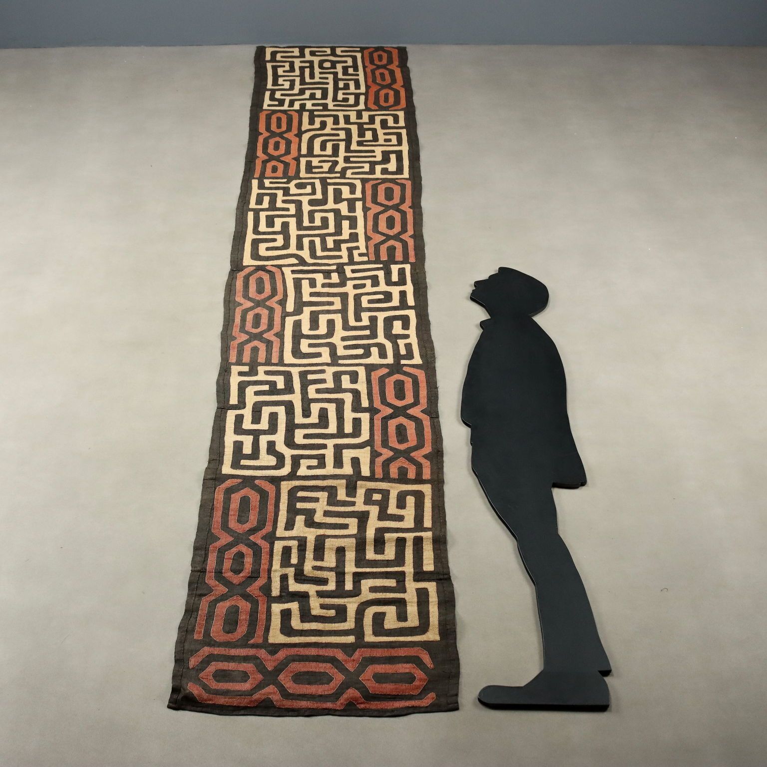 Tissu en raphia royal « Ntshak » à motif labyrinthe, art Kuba, XXe siècle photo furniture