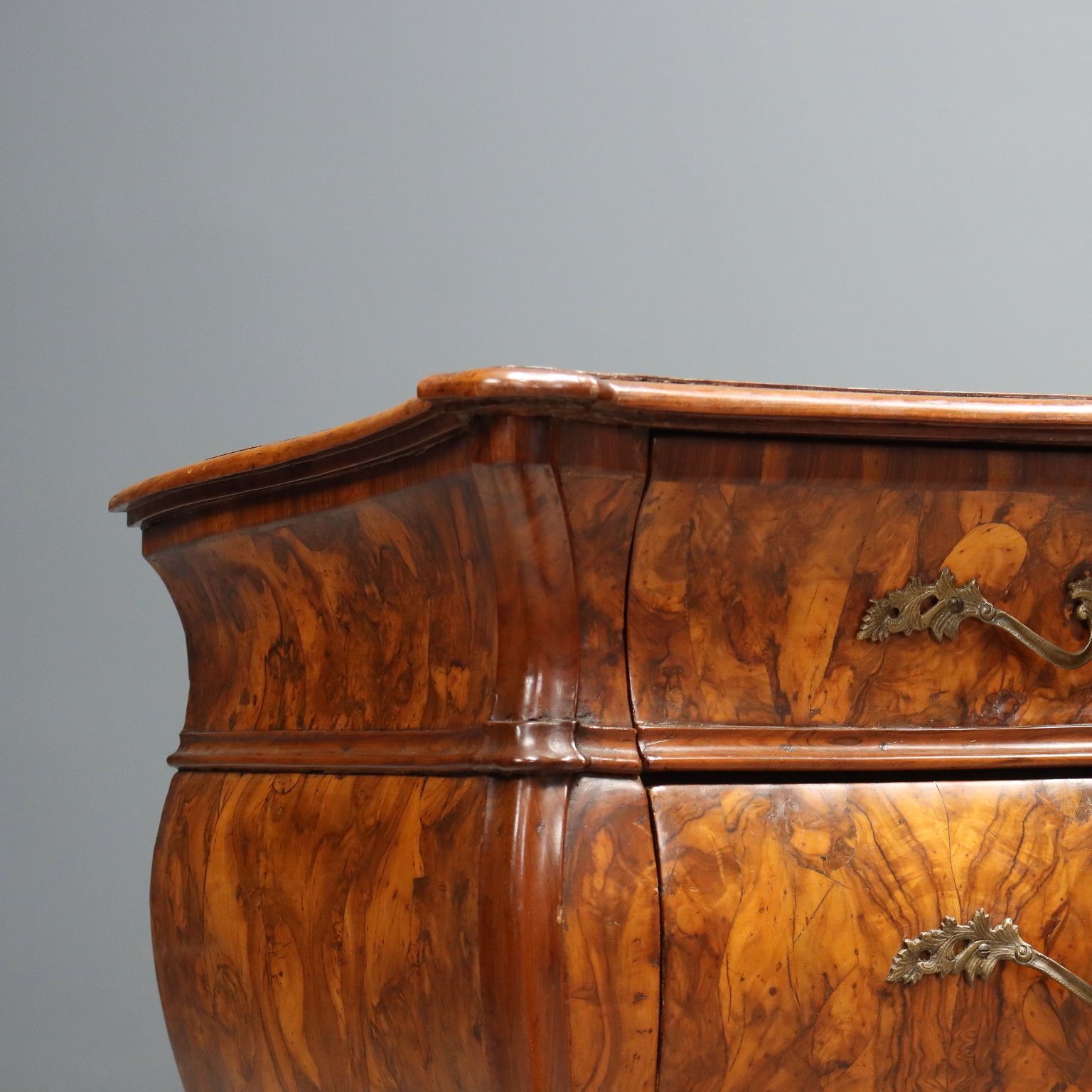 Paire de commodes d'époque en placage de loupe de noyer, Lombardie, XVIIIe siècle photo vinterior