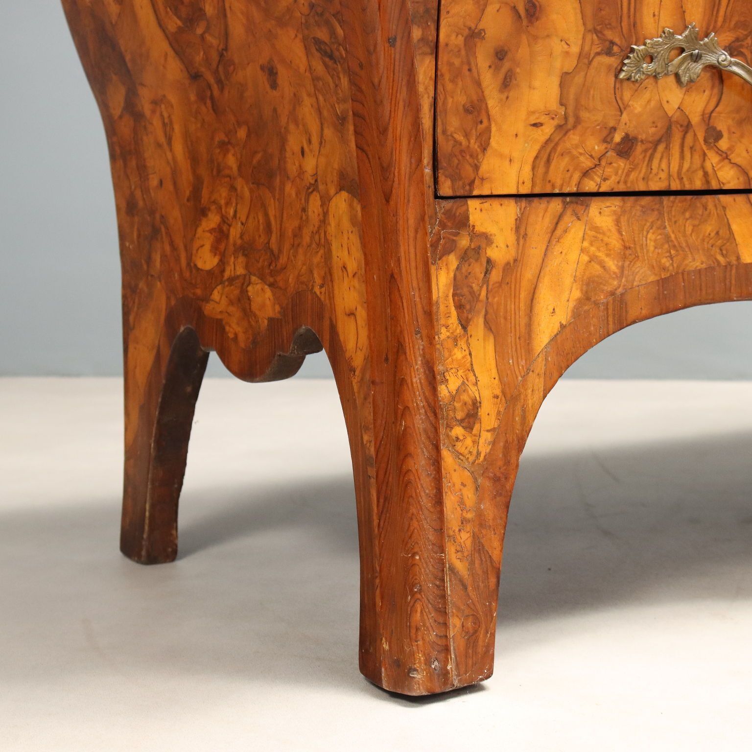 photo furniture Antieke Ladekasten Walnoot Wortelfineer Italië 18e Eeuw